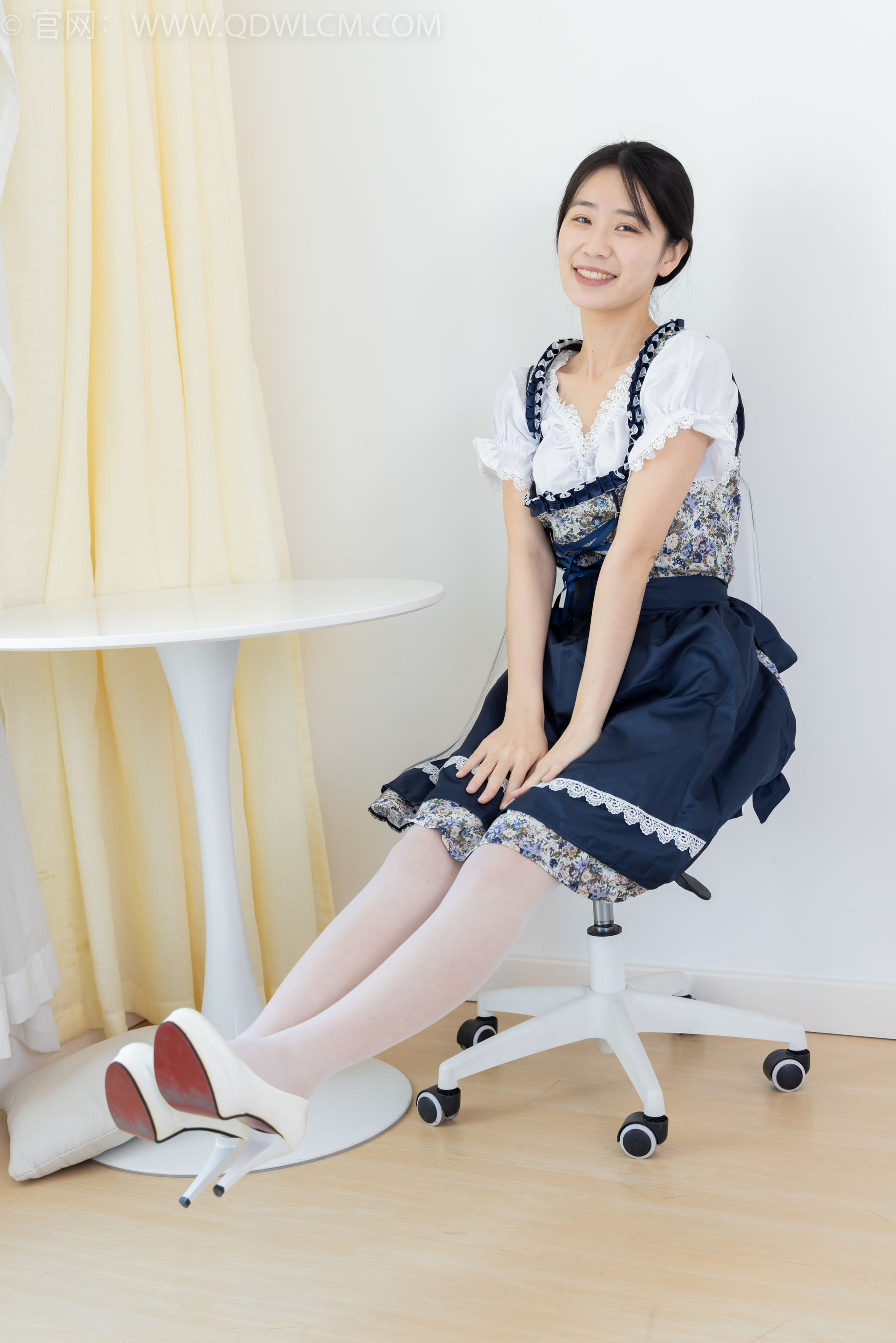 物恋传媒 No.2365 菜菜 - 高跟鞋、薄白丝、裸足/(260P)