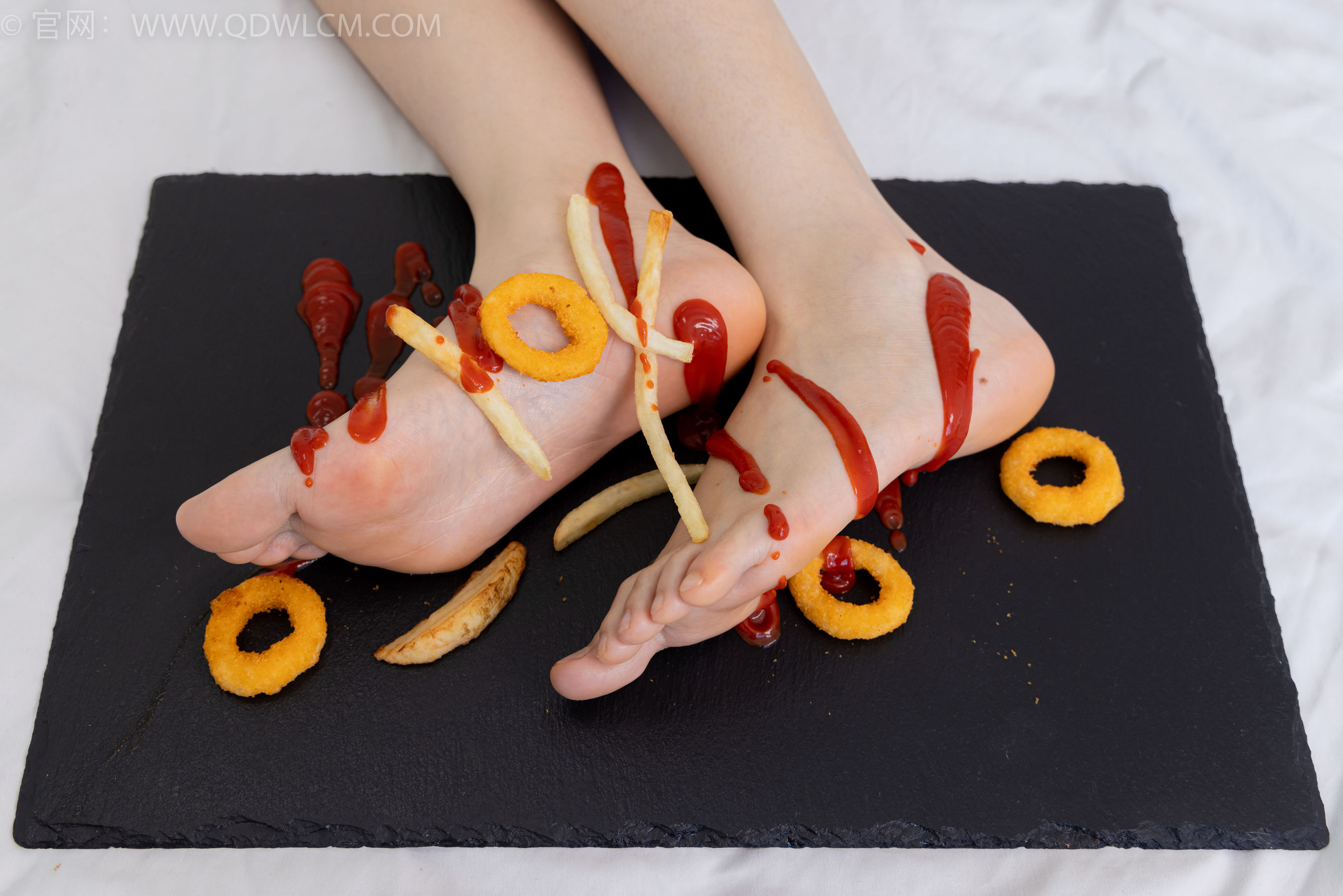 物恋传媒 No.2365 菜菜 - 高跟鞋、薄白丝、裸足/(260P)