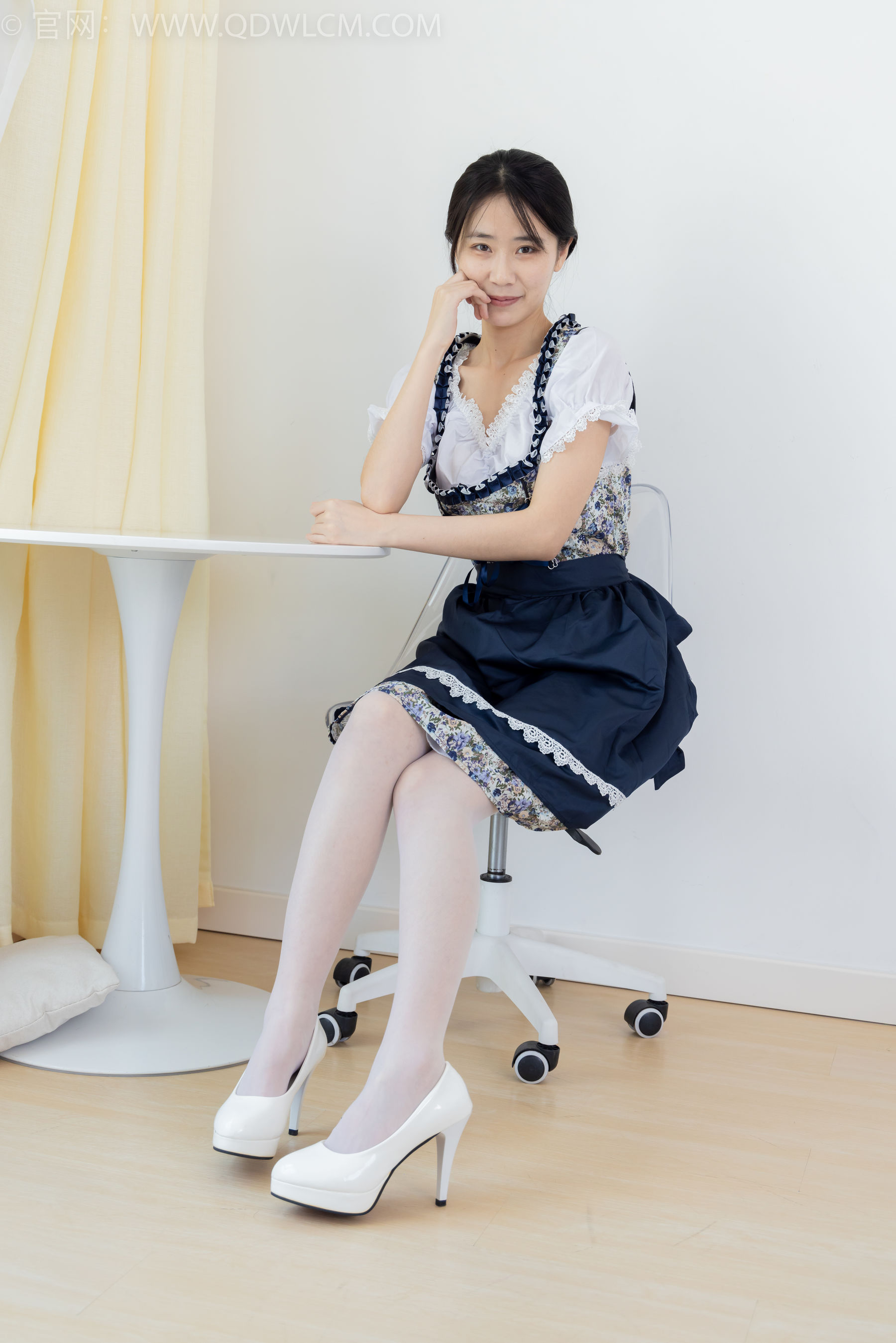 物恋传媒 No.2365 菜菜 - 高跟鞋、薄白丝、裸足/(260P)