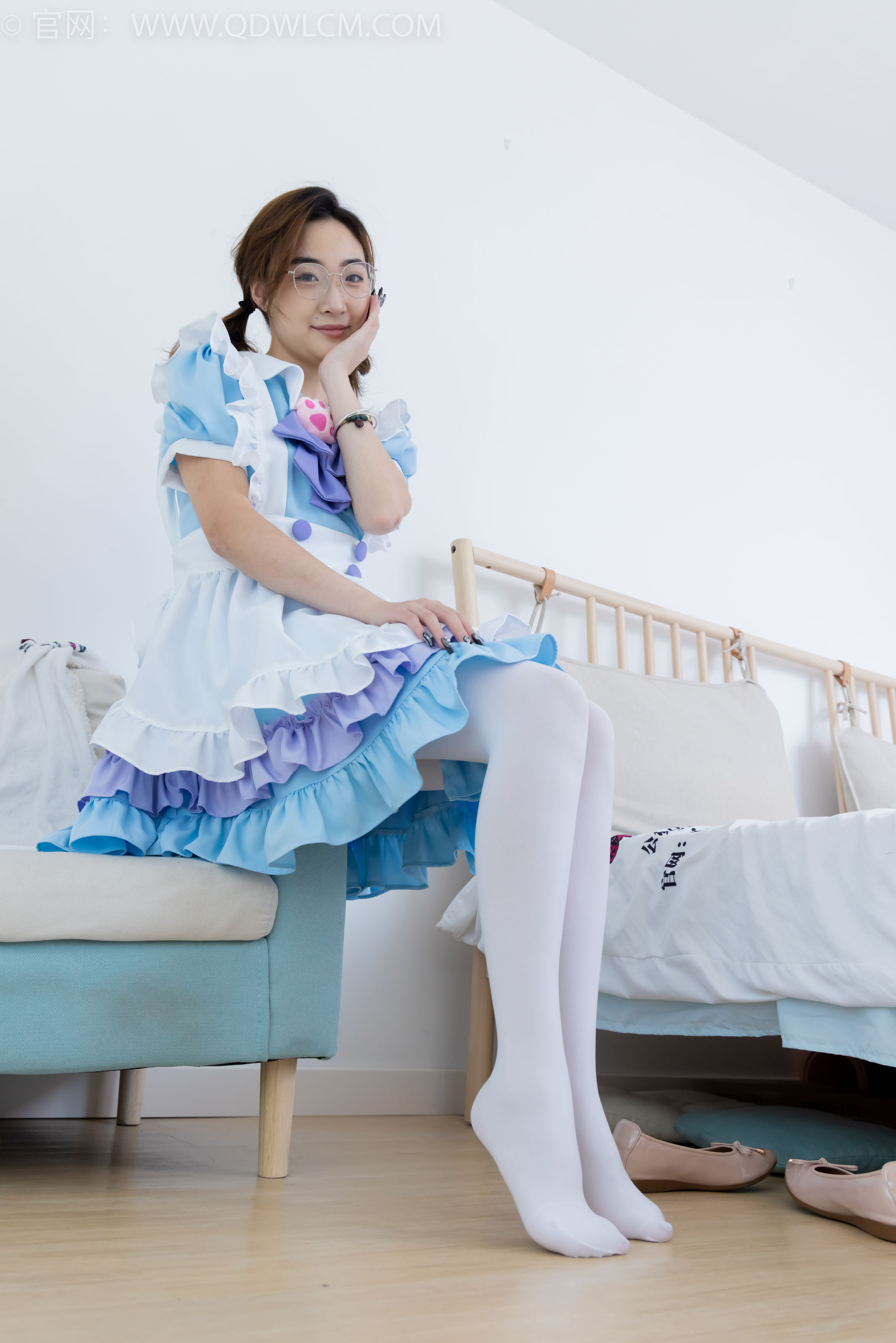 物恋传媒 No.2359 恬恬 - 女仆装、平底鞋、厚白丝、老头乐挠脚剧情/(155P)