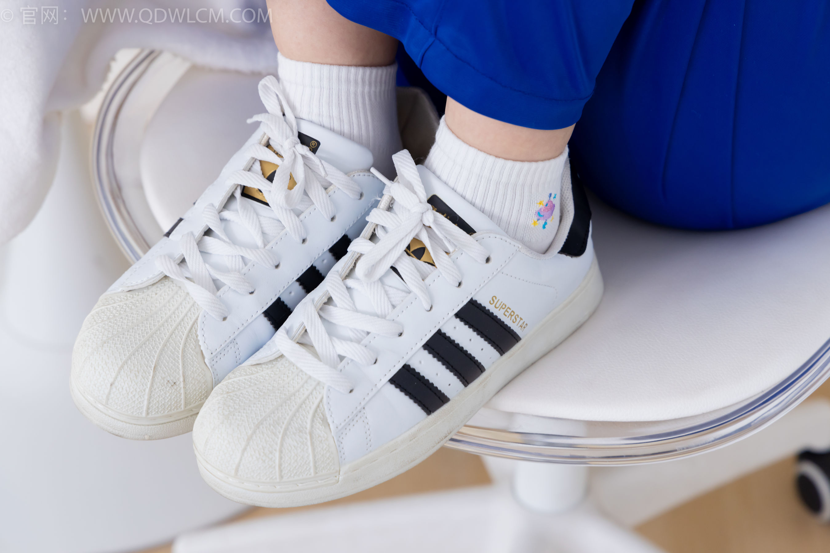 物恋传媒 No.2364 小悦 - 校服、板鞋、白棉袜、裸足/(150P)