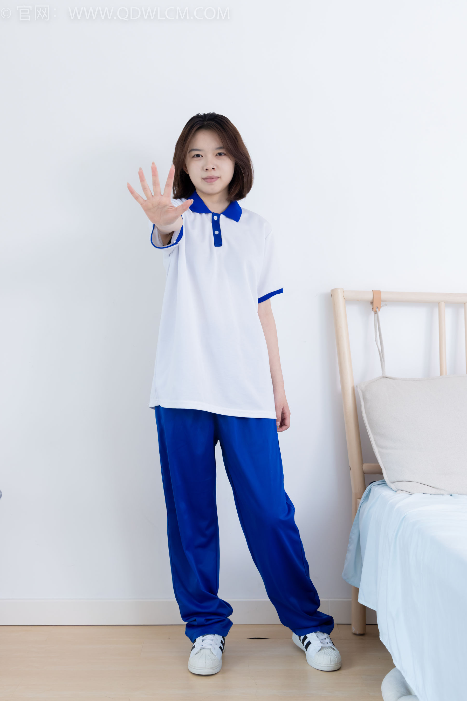 物恋传媒 No.2364 小悦 - 校服、板鞋、白棉袜、裸足/(150P)