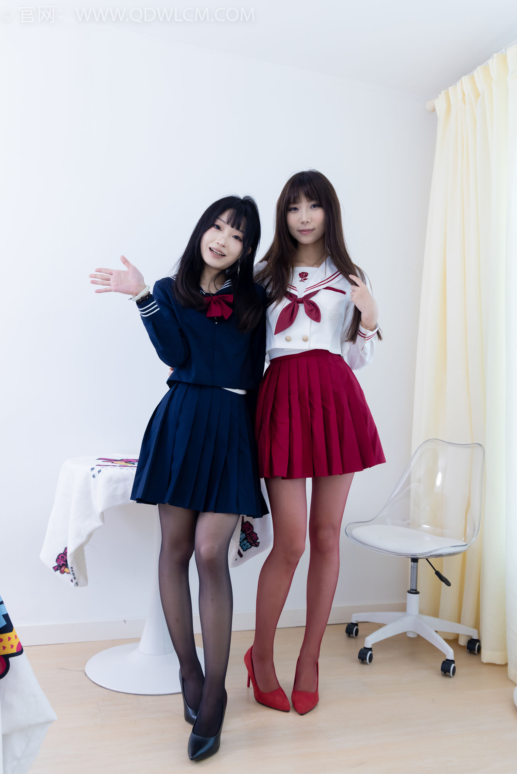 物恋传媒 No.2352 泡泡&嘟嘟 - 高跟鞋、油亮薄红丝、油亮薄黑丝、jk制服/(175P)