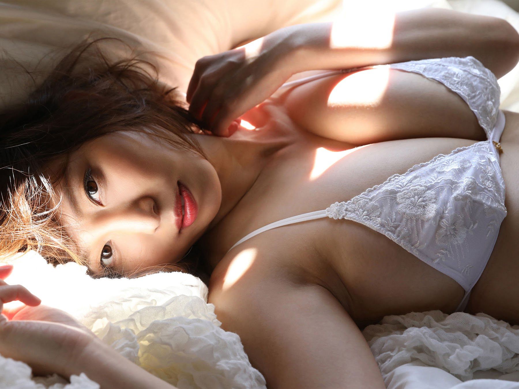 塩地美澄 - 日本一のフェロモン美女アナと官能トリップ/(113P)