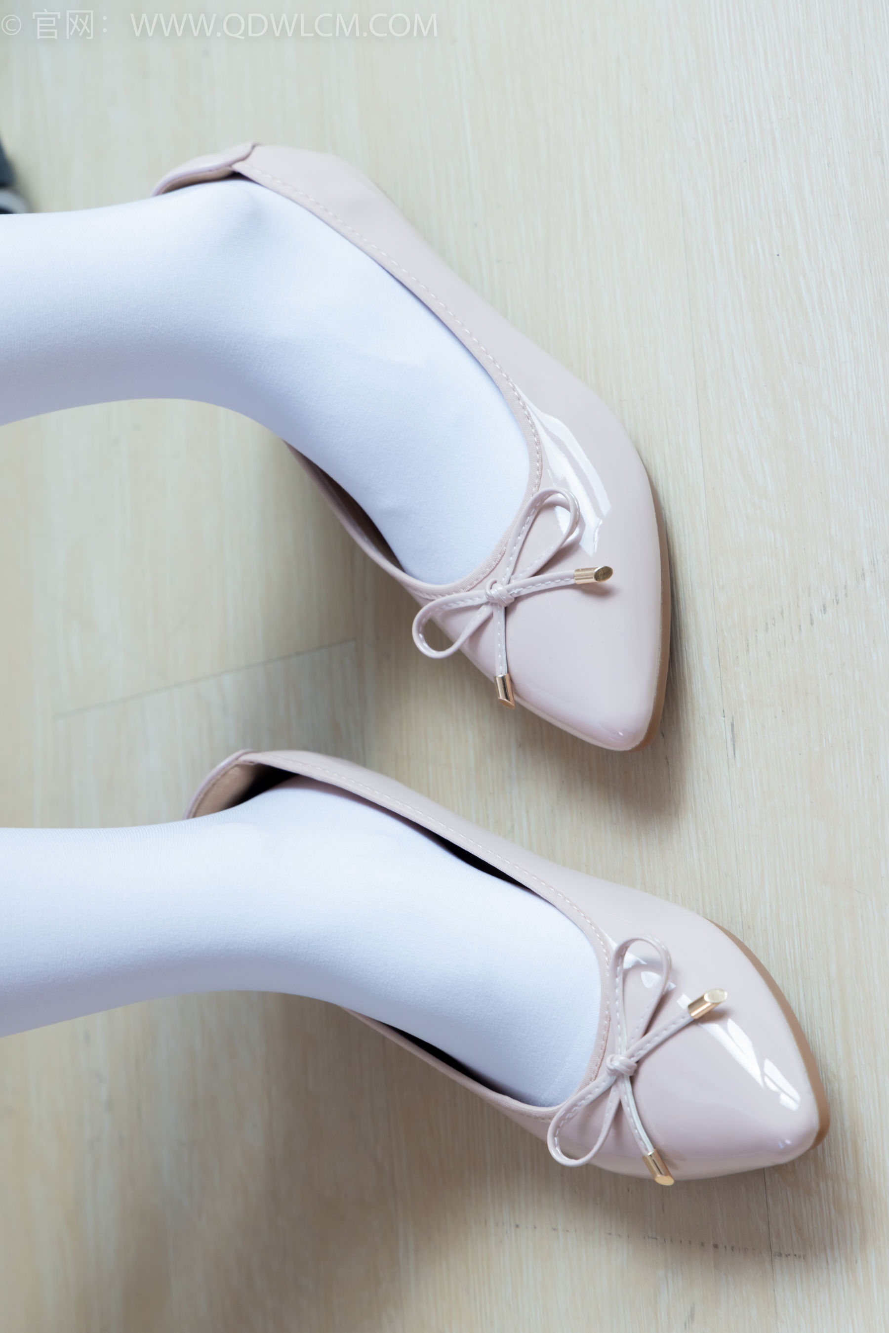 物恋传媒 No.2359 恬恬 - 女仆装、平底鞋、厚白丝、老头乐挠脚剧情/(155P)