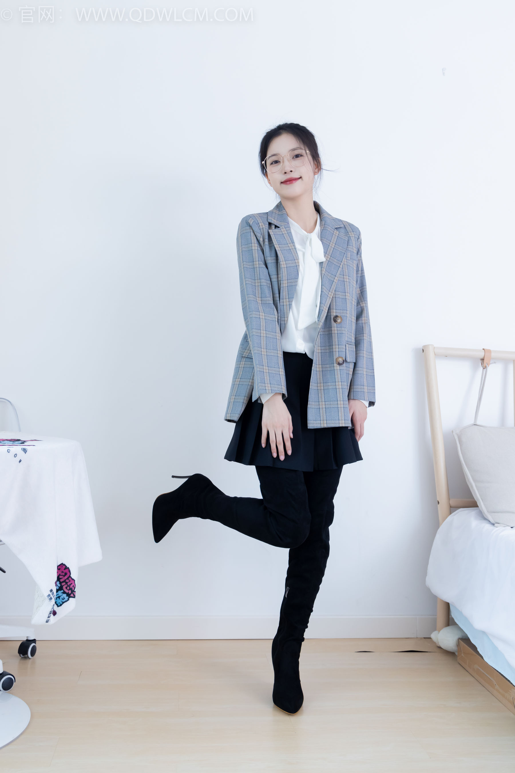 物恋传媒 No.2349 茯苓 - 高跟长靴、高跟凉鞋、厚肉丝、薄黑丝/(175P)