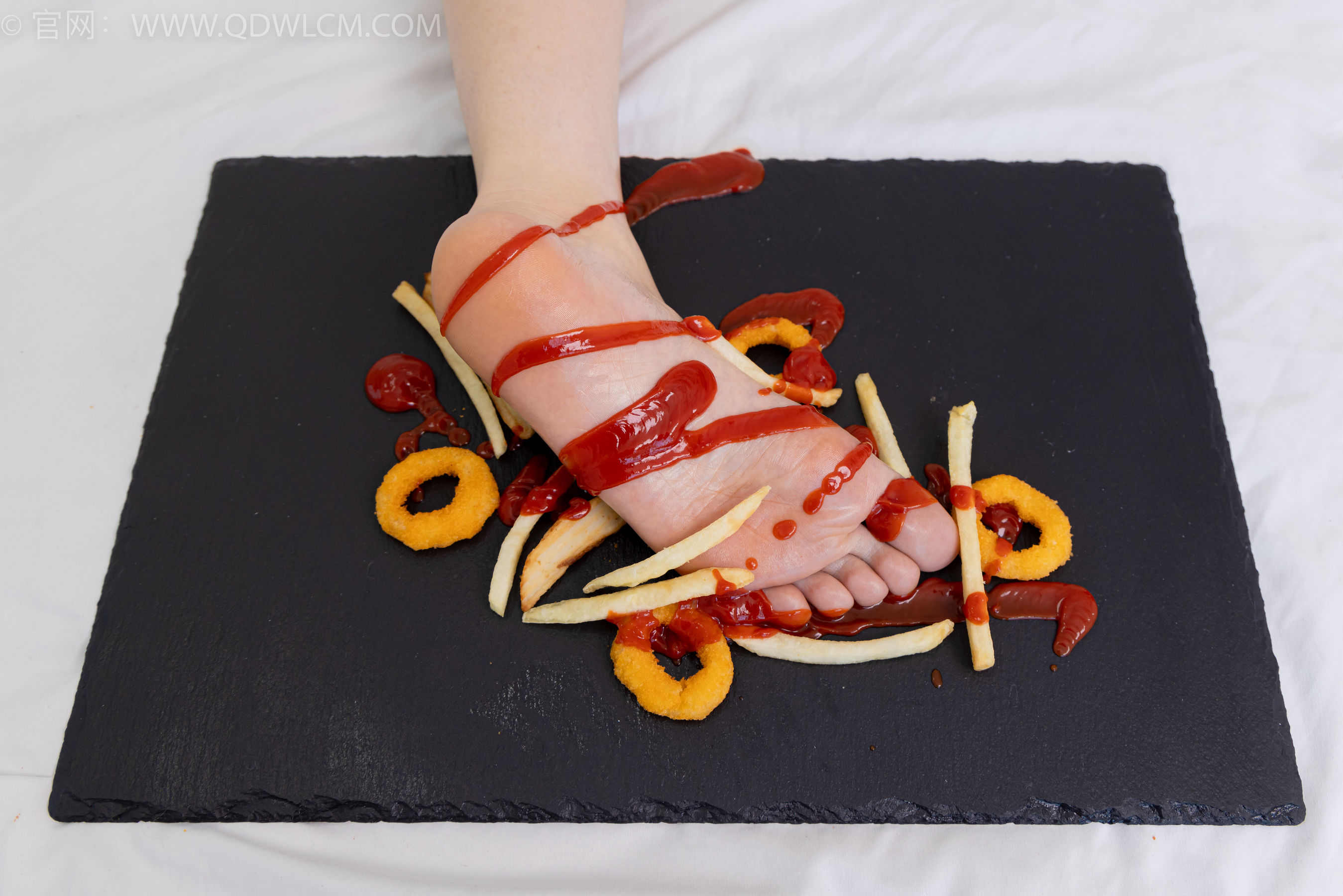 物恋传媒 No.2365 菜菜 - 高跟鞋、薄白丝、裸足/(260P)