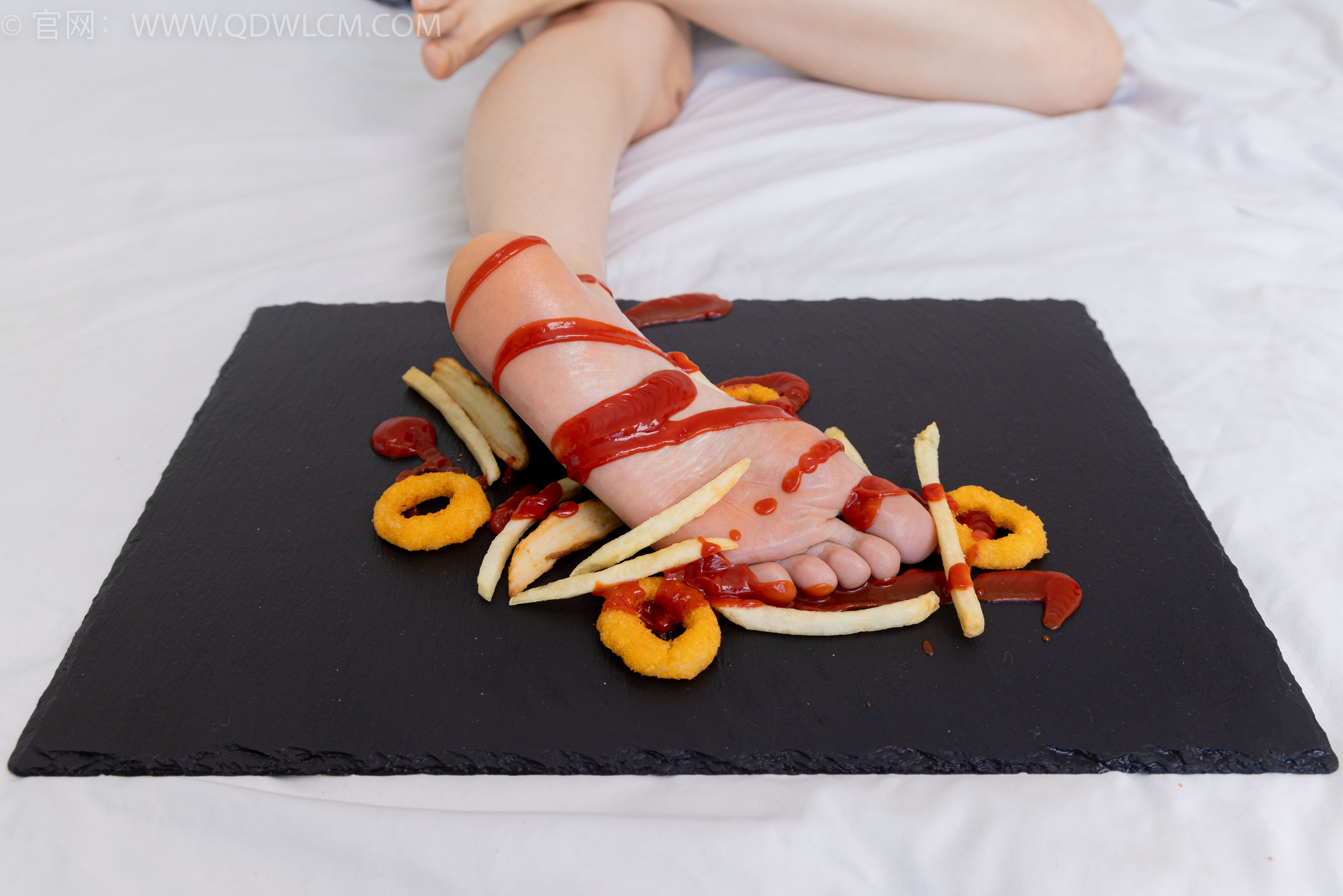 物恋传媒 No.2365 菜菜 - 高跟鞋、薄白丝、裸足/(260P)