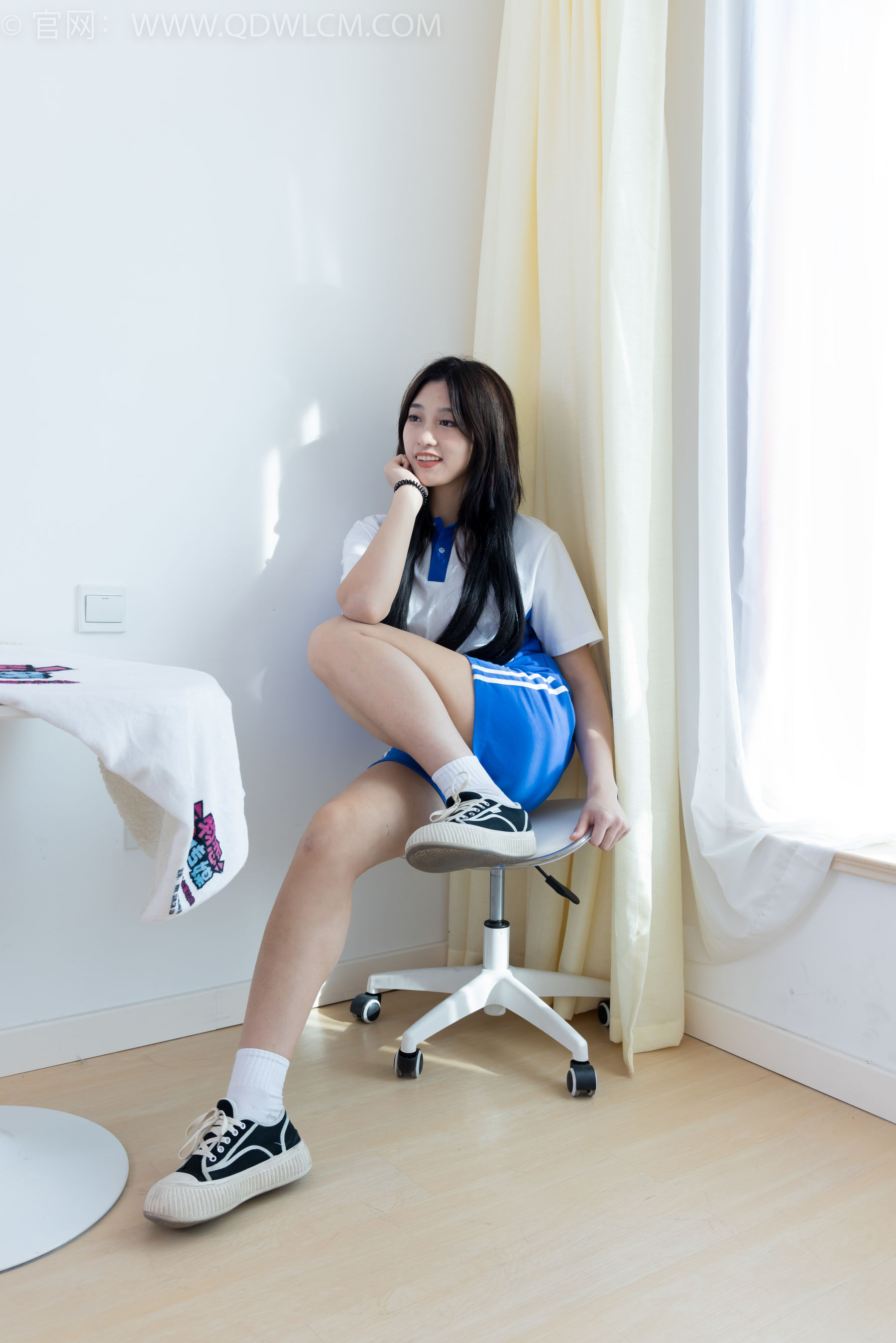 物恋传媒 No.2361 灰灰 - 校服、帆布鞋、白棉袜、裸足/(155P)