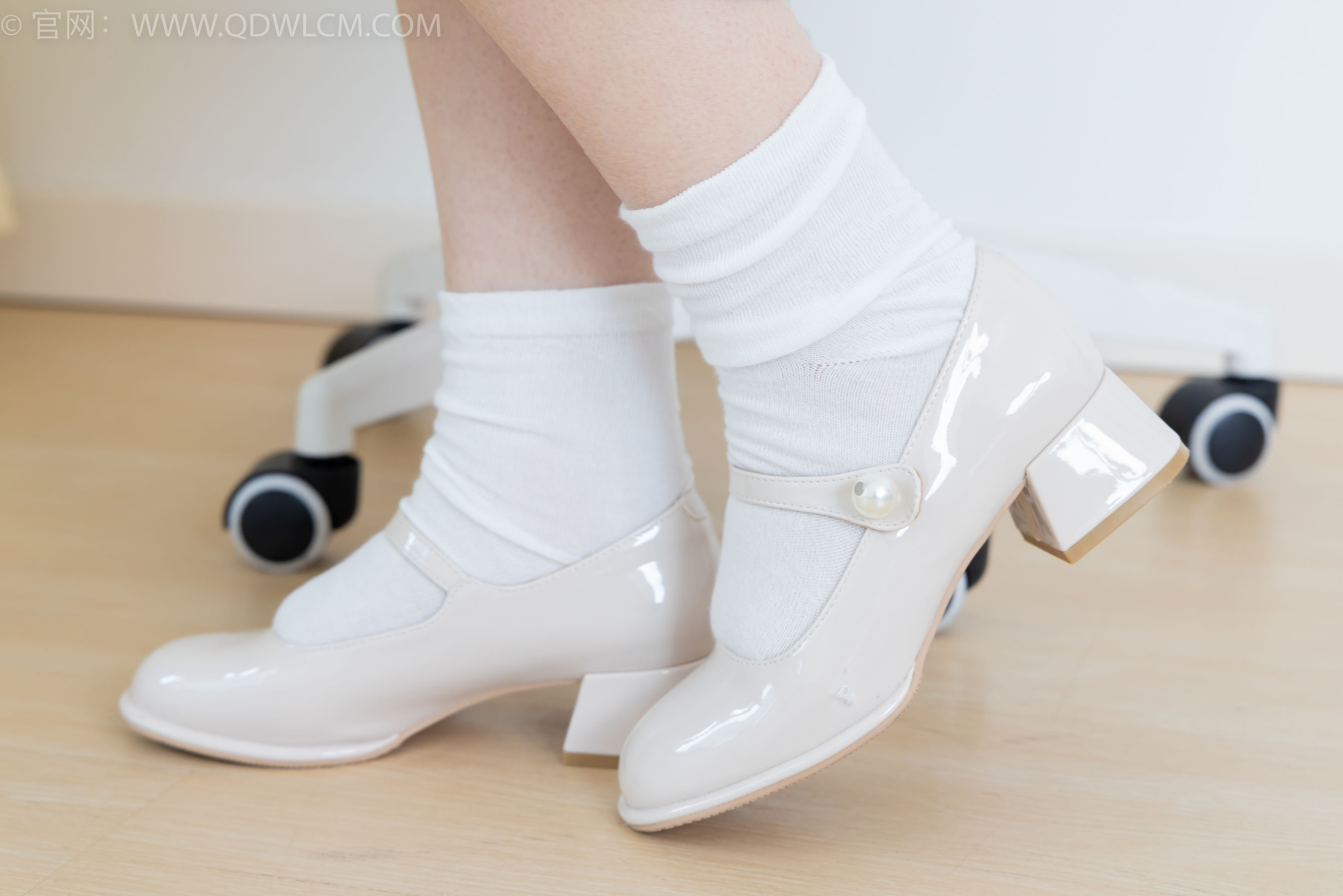 物恋传媒 No.2350 小椿 - 高跟鞋、白棉袜、裸足/(150P)