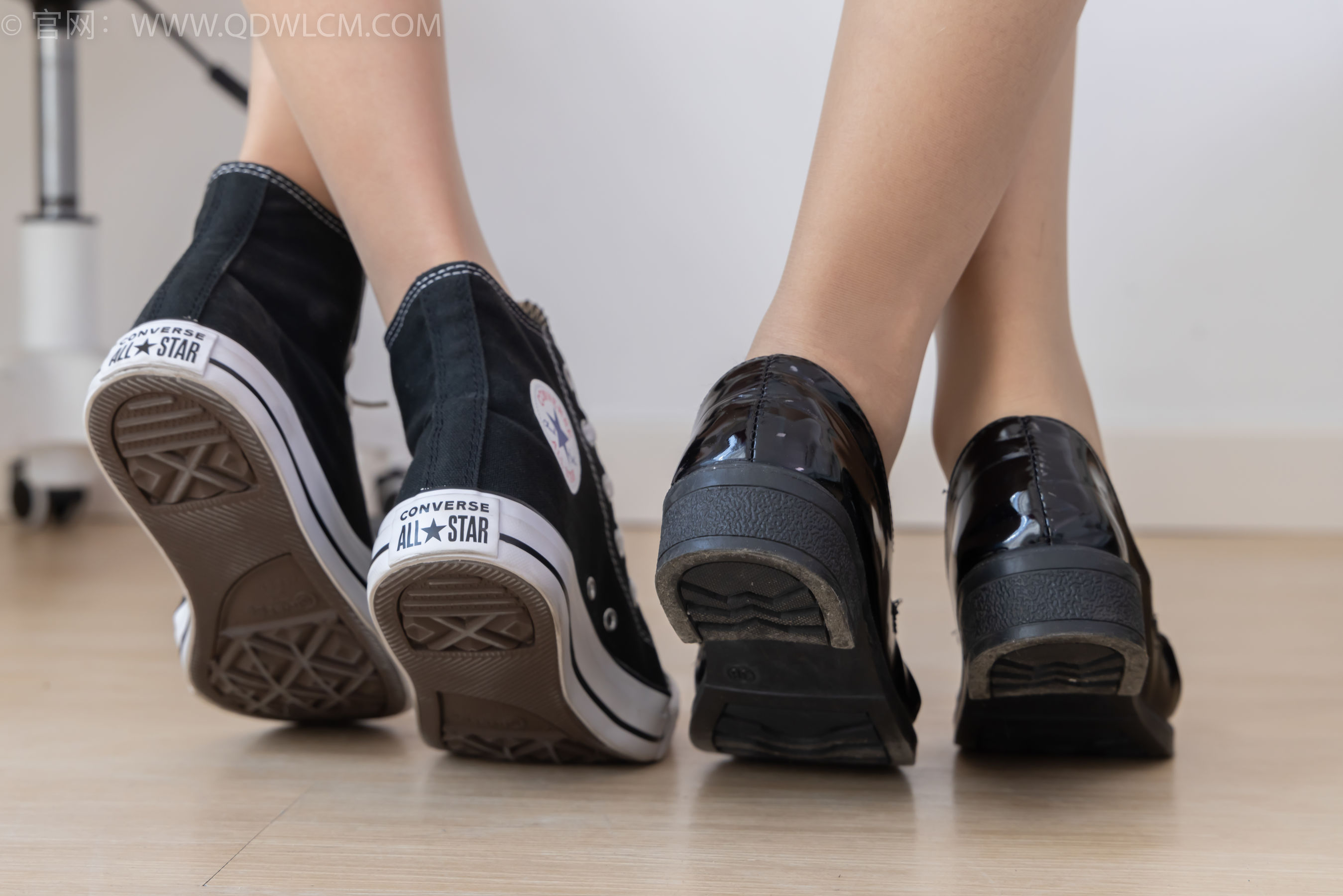 物恋传媒 No.2362 岚岚&茯苓 - 帆布鞋、皮鞋、互相挠脚心剧情/(180P)