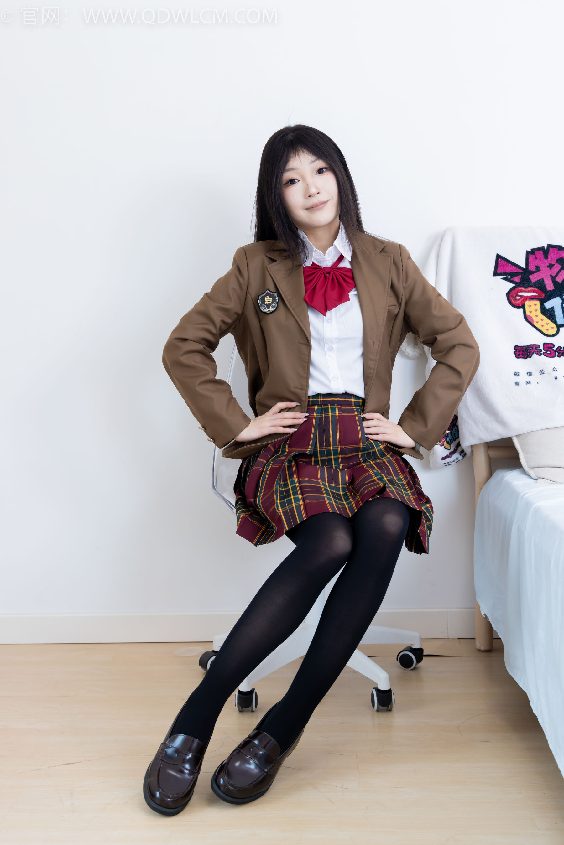 物恋传媒 No.2367 嘟嘟 - 皮鞋、厚黑丝、jk制服/(165P)