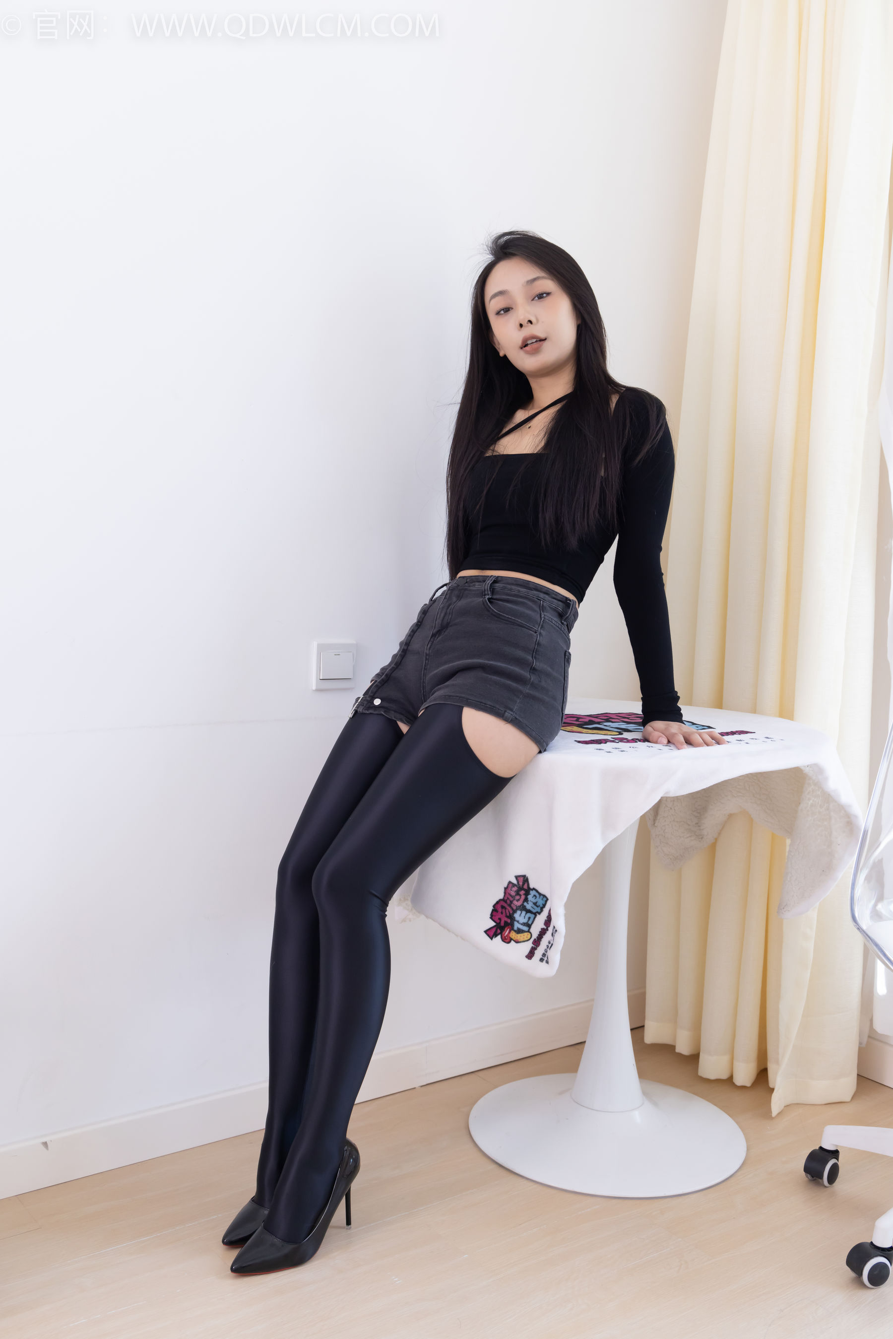 物恋传媒 No.2351 岚岚 - 高跟鞋、油亮厚黑丝吊带袜、昏睡剧情/(157P)