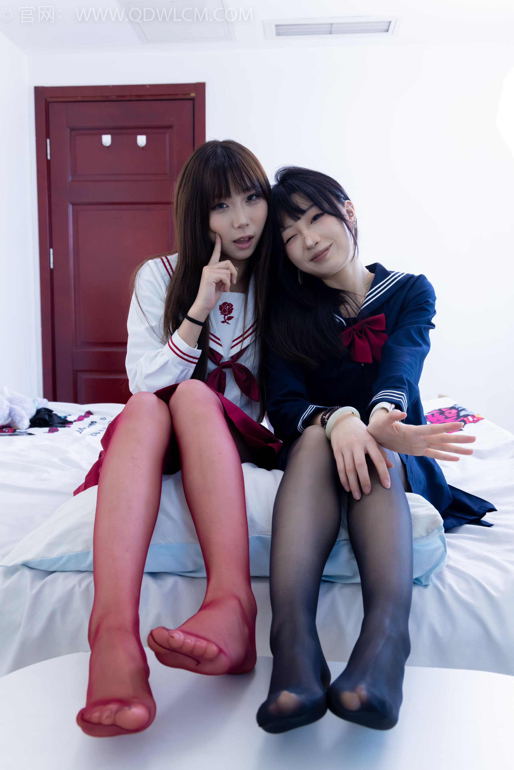 物恋传媒 No.2352 泡泡&嘟嘟 - 高跟鞋、油亮薄红丝、油亮薄黑丝、jk制服/(175P)