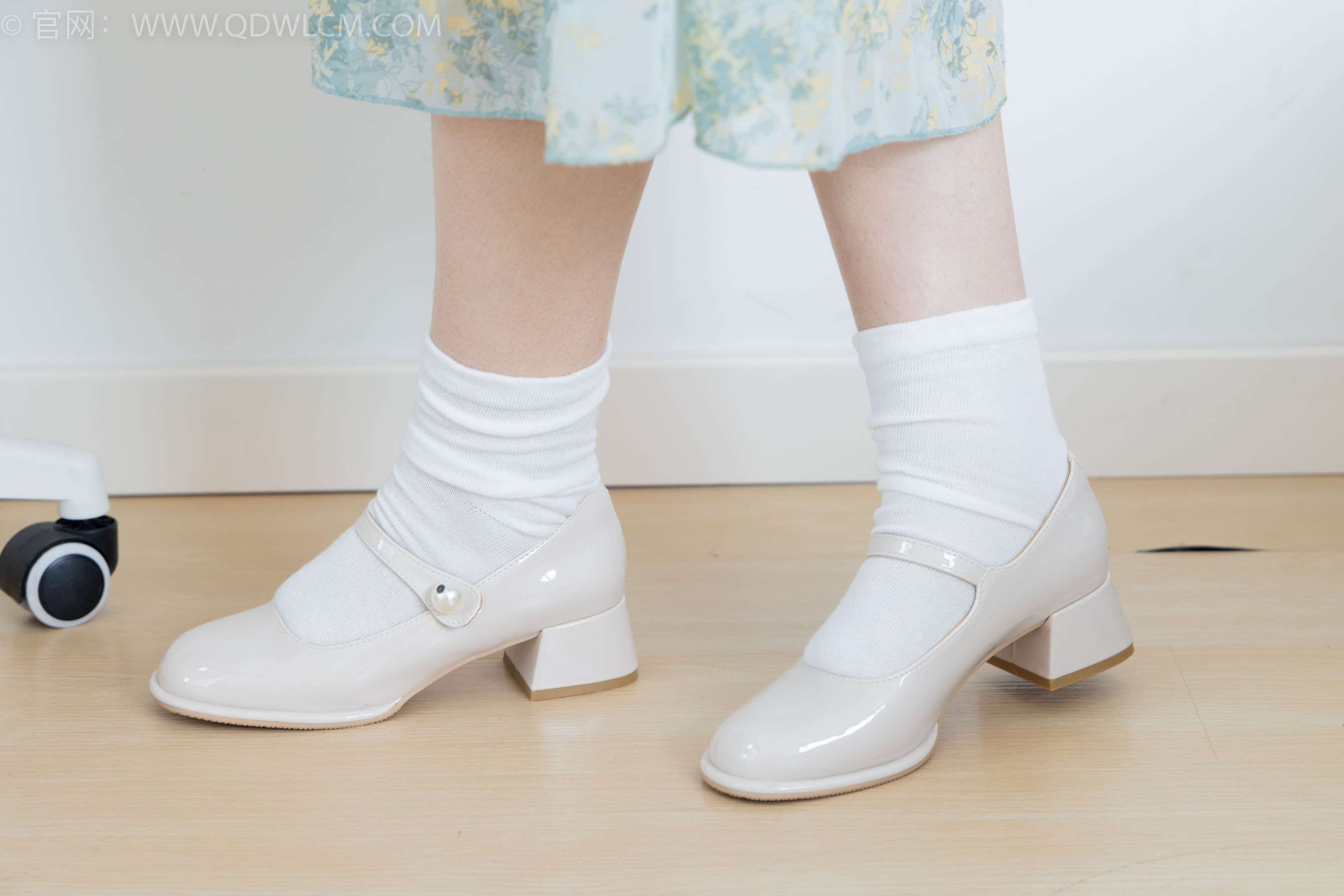 物恋传媒 No.2350 小椿 - 高跟鞋、白棉袜、裸足/(150P)