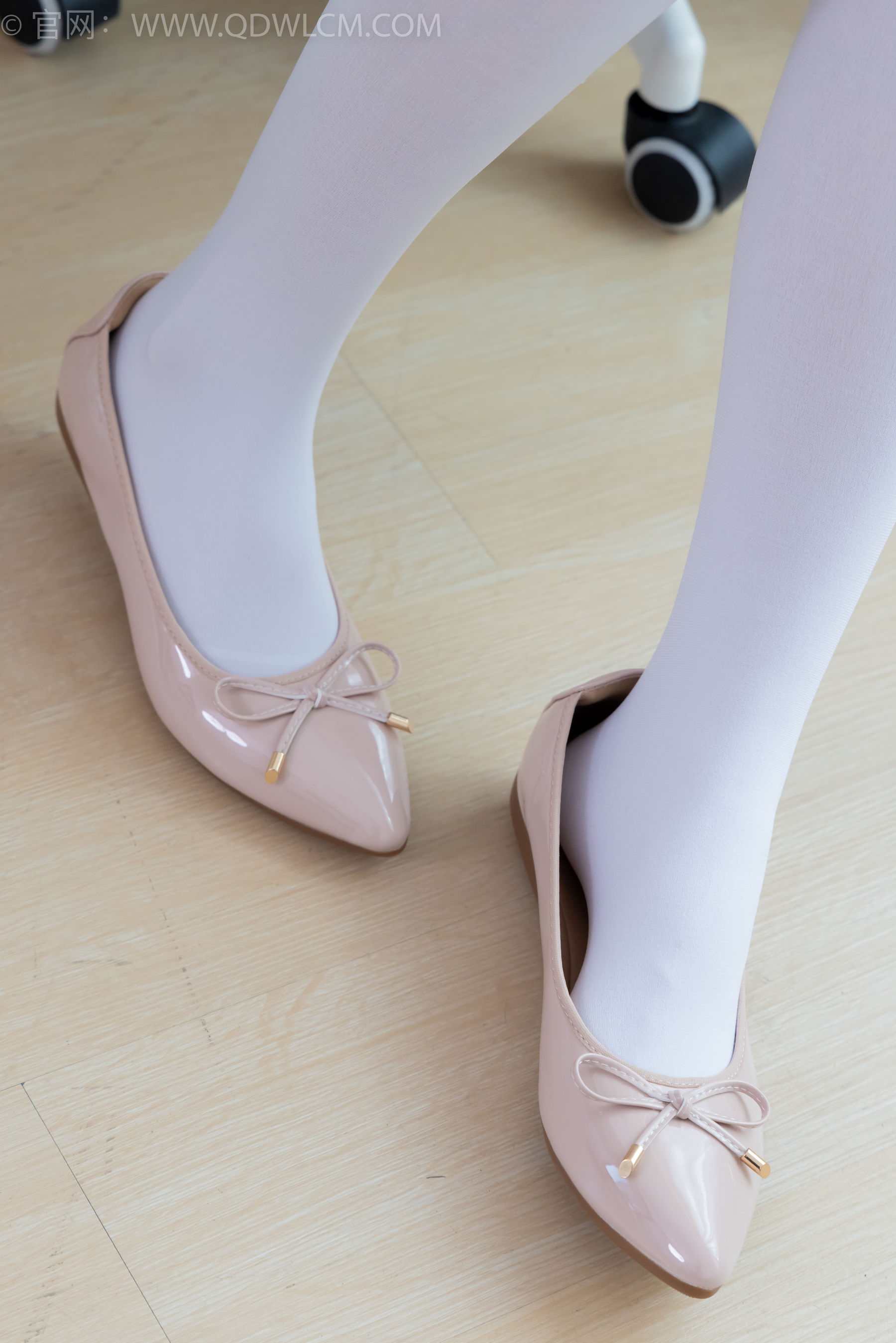 物恋传媒 No.2359 恬恬 - 女仆装、平底鞋、厚白丝、老头乐挠脚剧情/(155P)