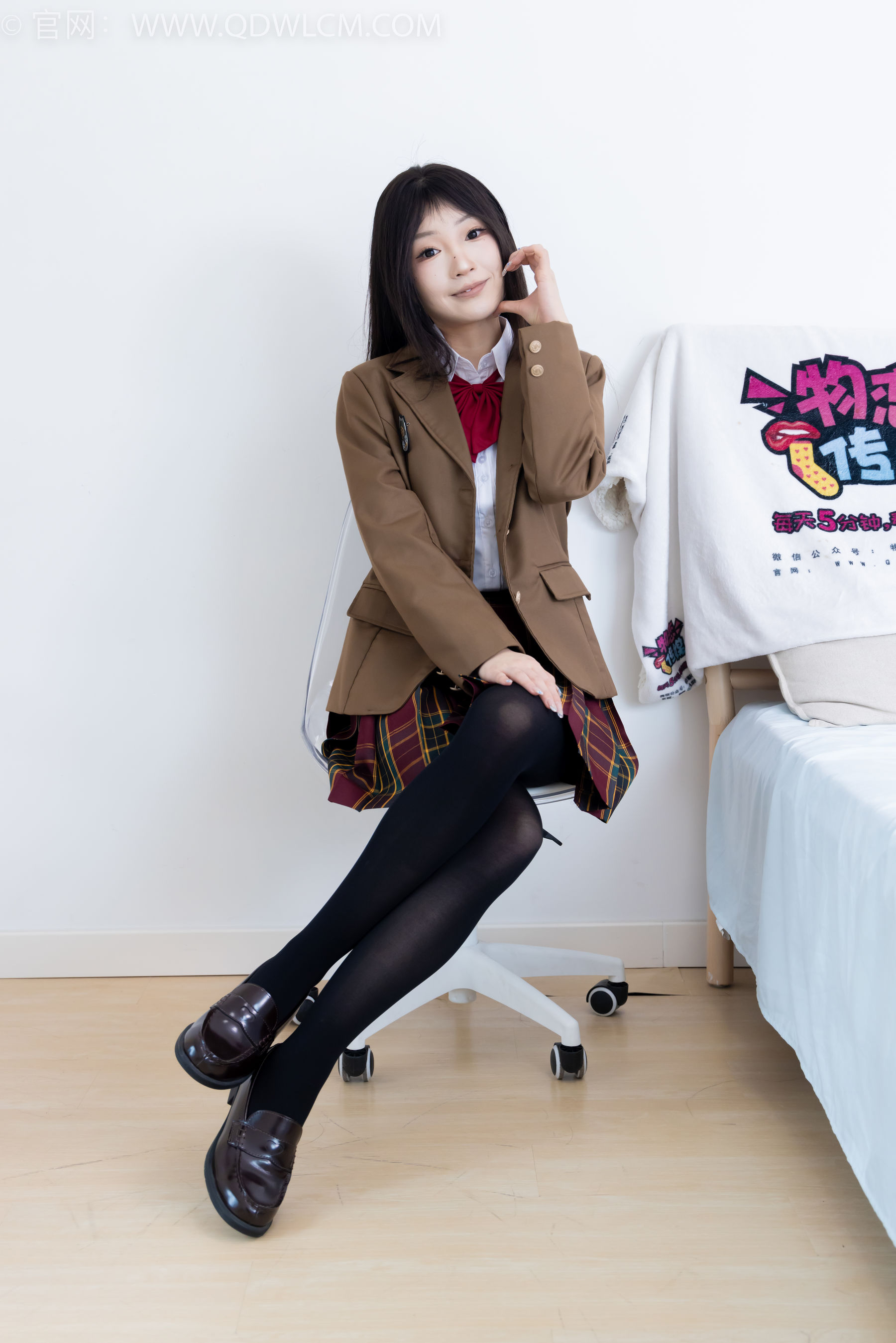 物恋传媒 No.2367 嘟嘟 - 皮鞋、厚黑丝、jk制服/(165P)