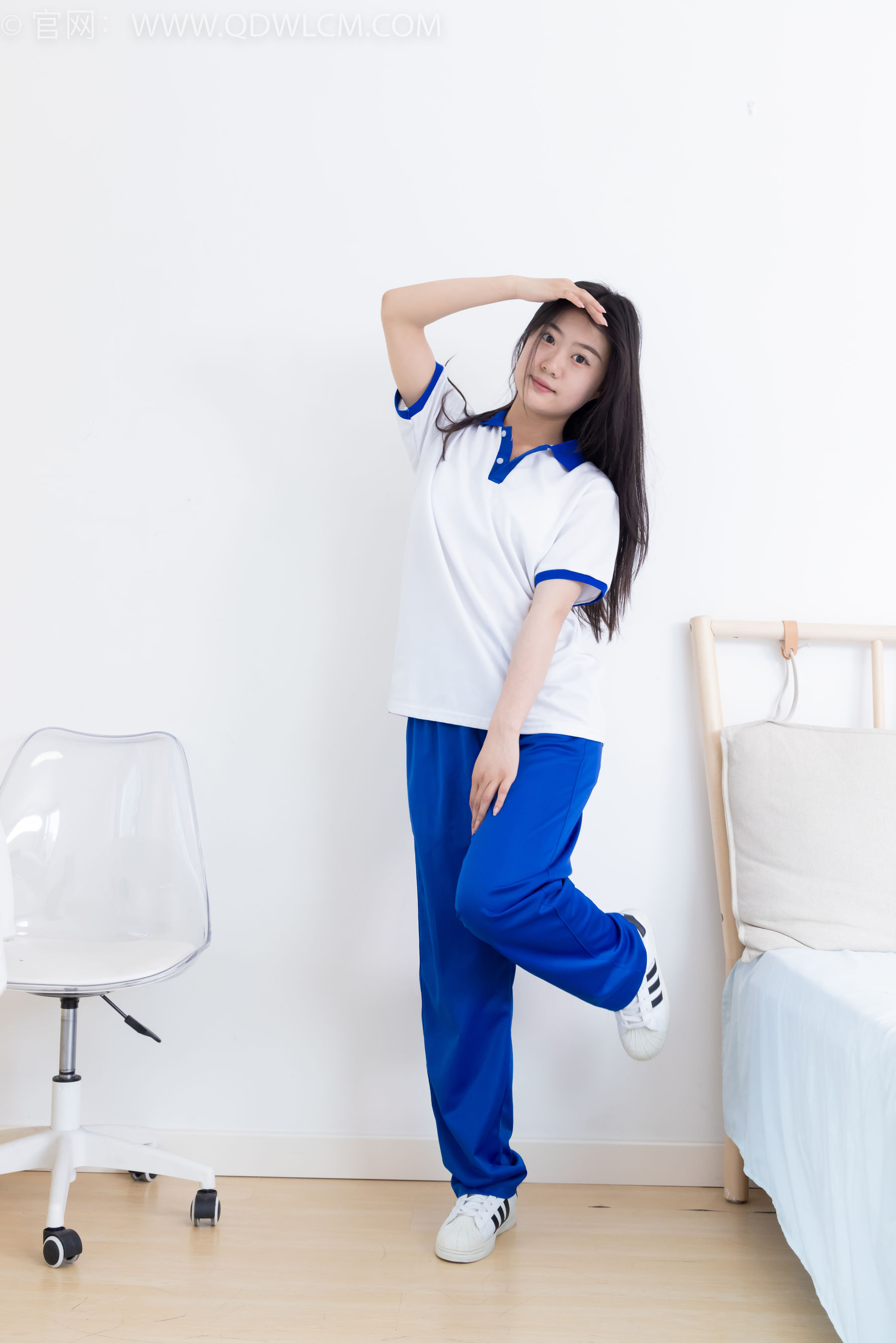 物恋传媒 No.2368 芋头 - 板鞋、白棉袜、裸足/(150P)