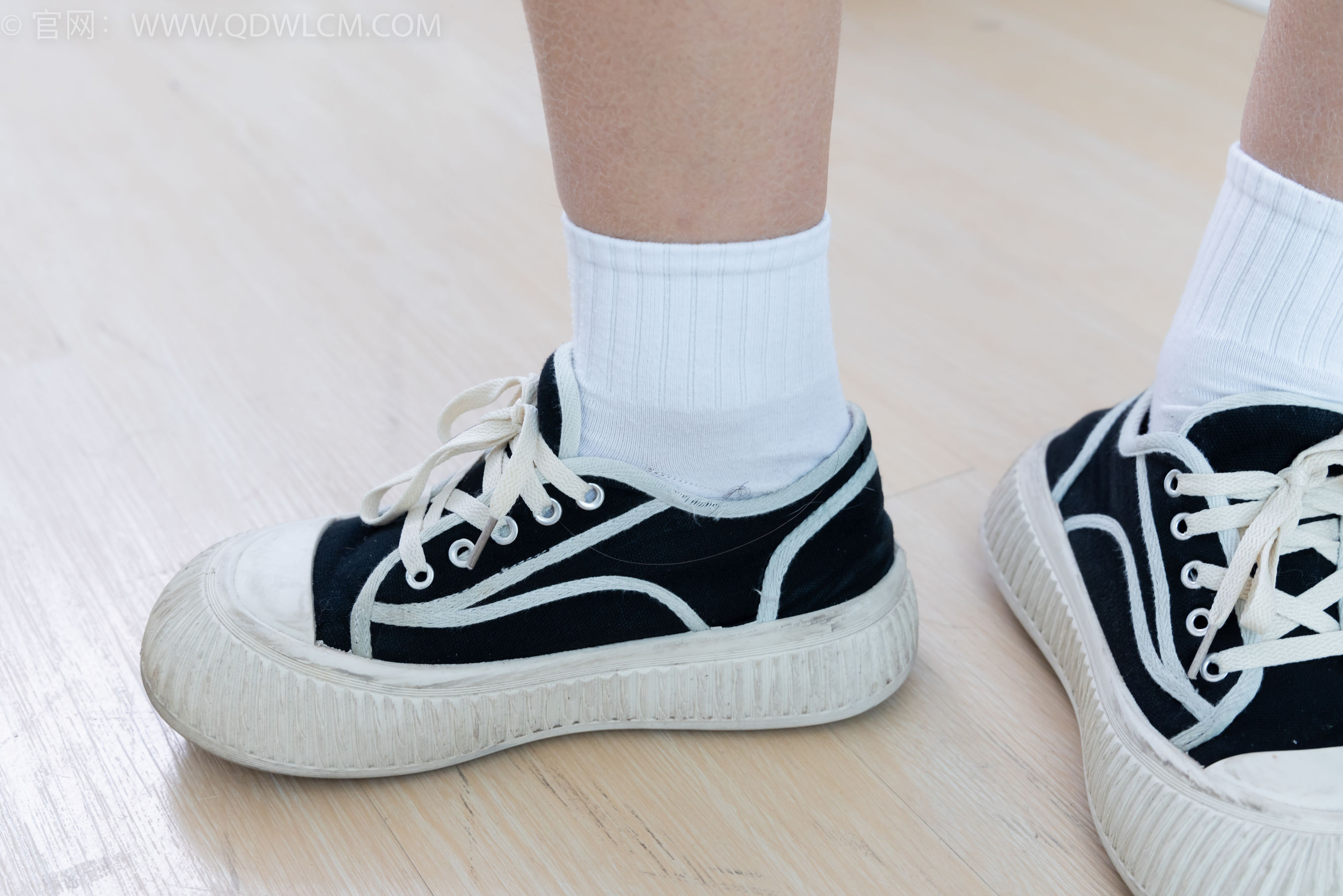 物恋传媒 No.2361 灰灰 - 校服、帆布鞋、白棉袜、裸足/(155P)