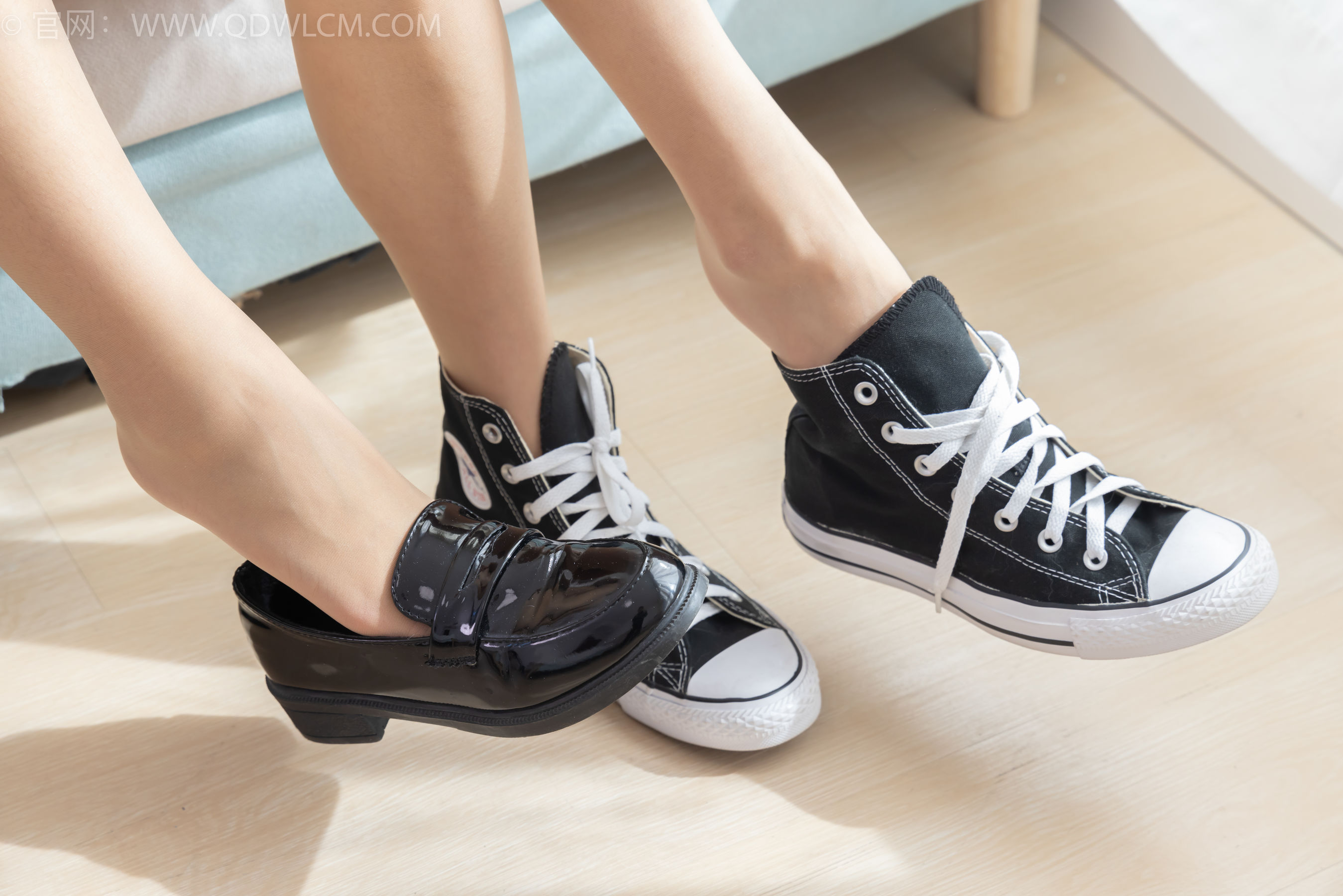 物恋传媒 No.2362 岚岚&茯苓 - 帆布鞋、皮鞋、互相挠脚心剧情/(180P)