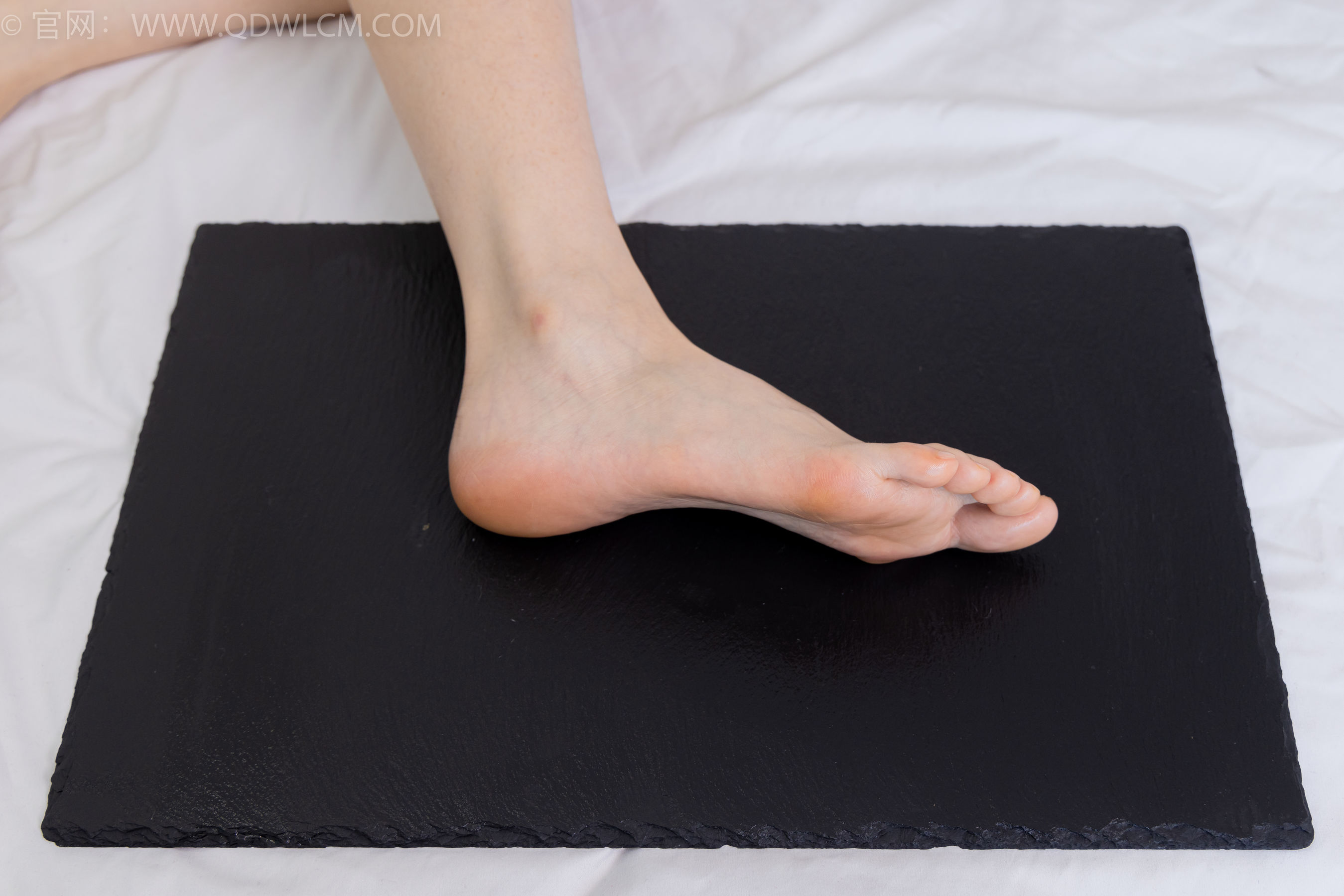 物恋传媒 No.2365 菜菜 - 高跟鞋、薄白丝、裸足/(260P)