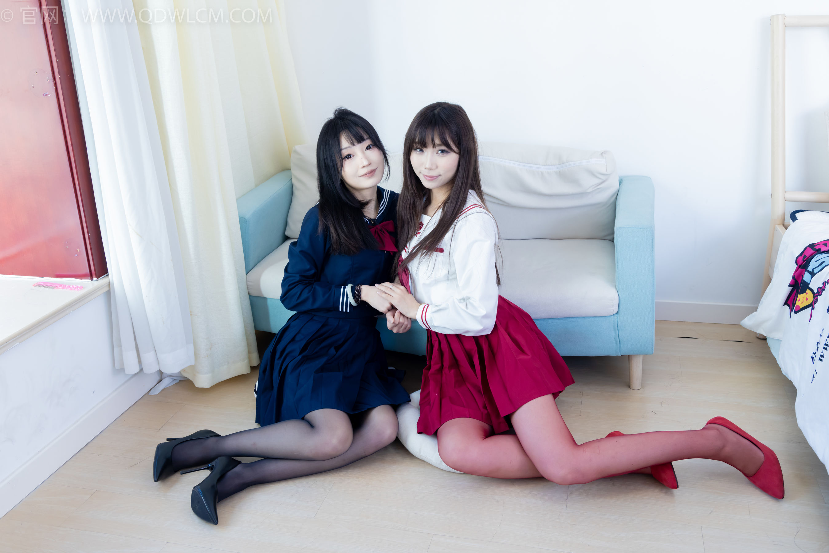 物恋传媒 No.2352 泡泡&嘟嘟 - 高跟鞋、油亮薄红丝、油亮薄黑丝、jk制服/(175P)