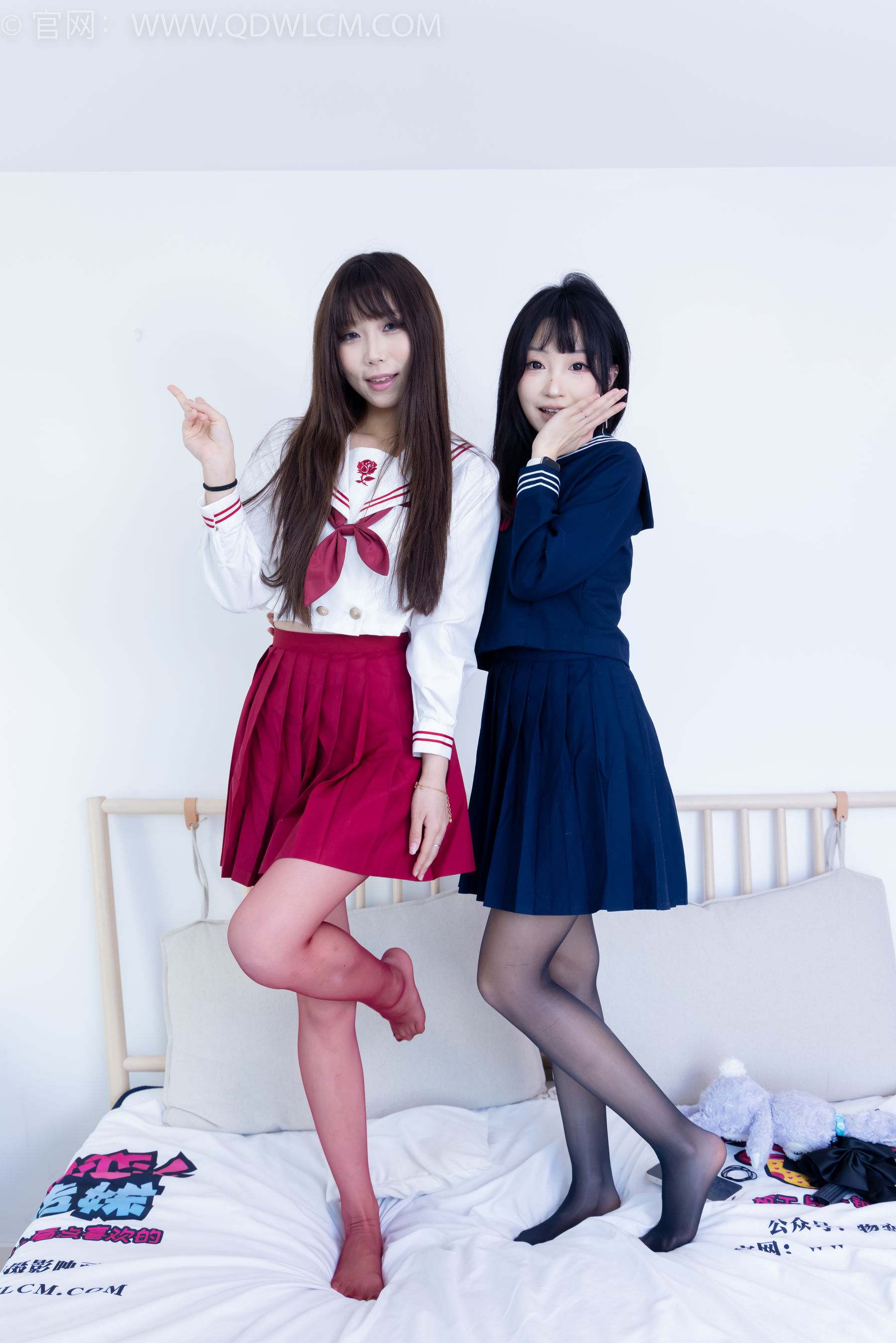 物恋传媒 No.2352 泡泡&嘟嘟 - 高跟鞋、油亮薄红丝、油亮薄黑丝、jk制服/(175P)