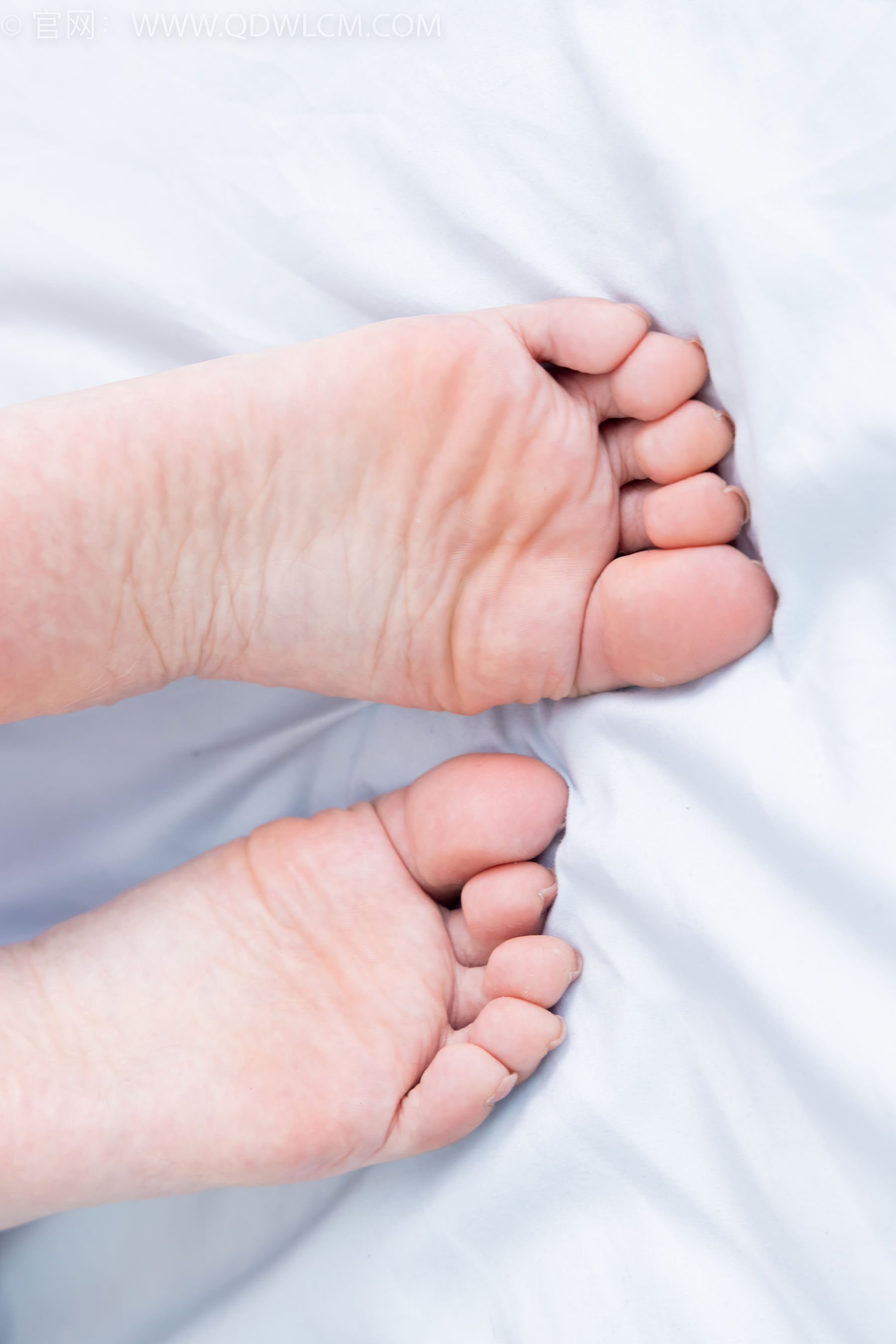 物恋传媒 No.2368 芋头 - 板鞋、白棉袜、裸足/(150P)