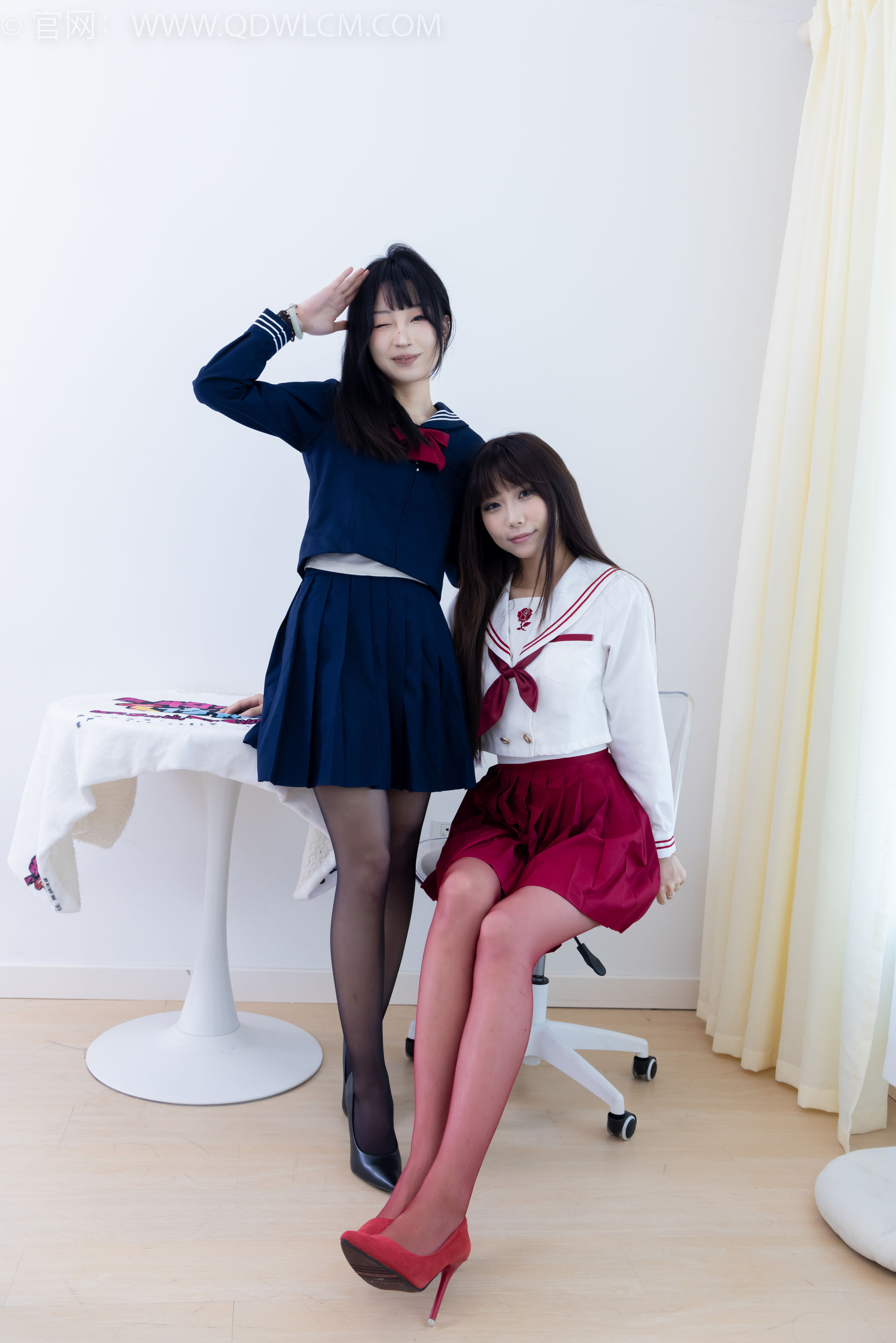 物恋传媒 No.2352 泡泡&嘟嘟 - 高跟鞋、油亮薄红丝、油亮薄黑丝、jk制服/(175P)