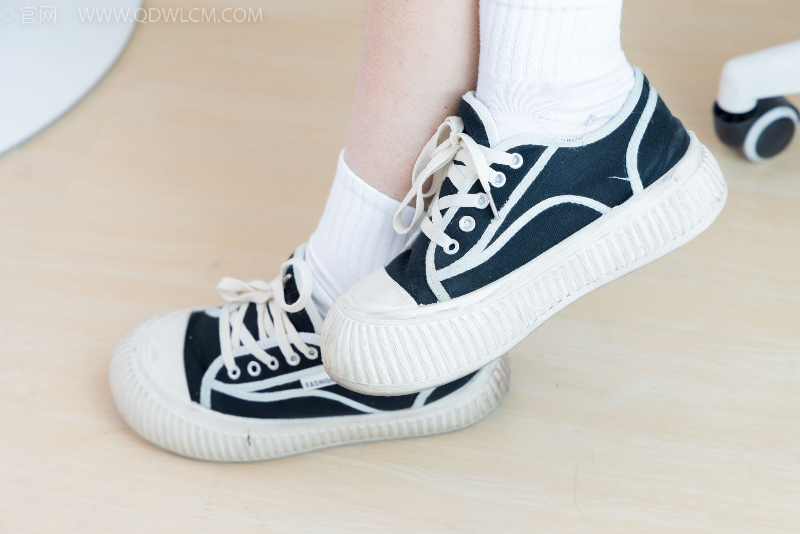 物恋传媒 No.2361 灰灰 - 校服、帆布鞋、白棉袜、裸足/(155P)