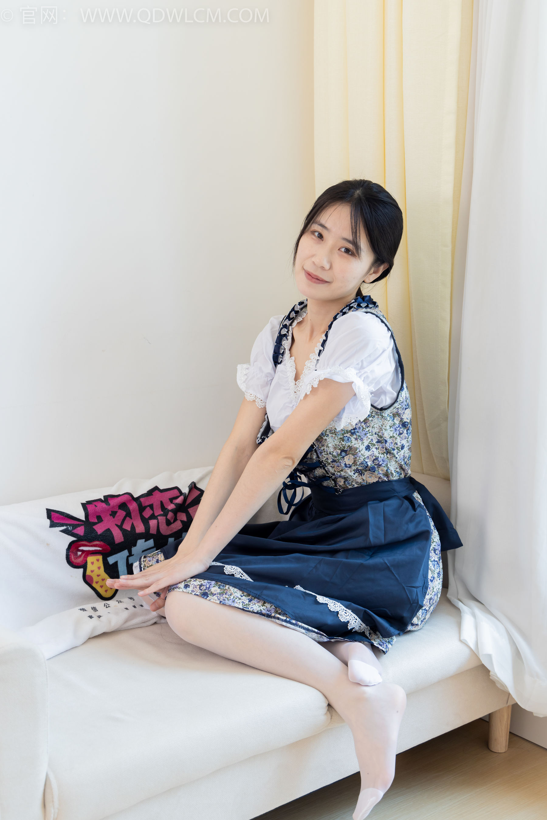 物恋传媒 No.2365 菜菜 - 高跟鞋、薄白丝、裸足/(260P)