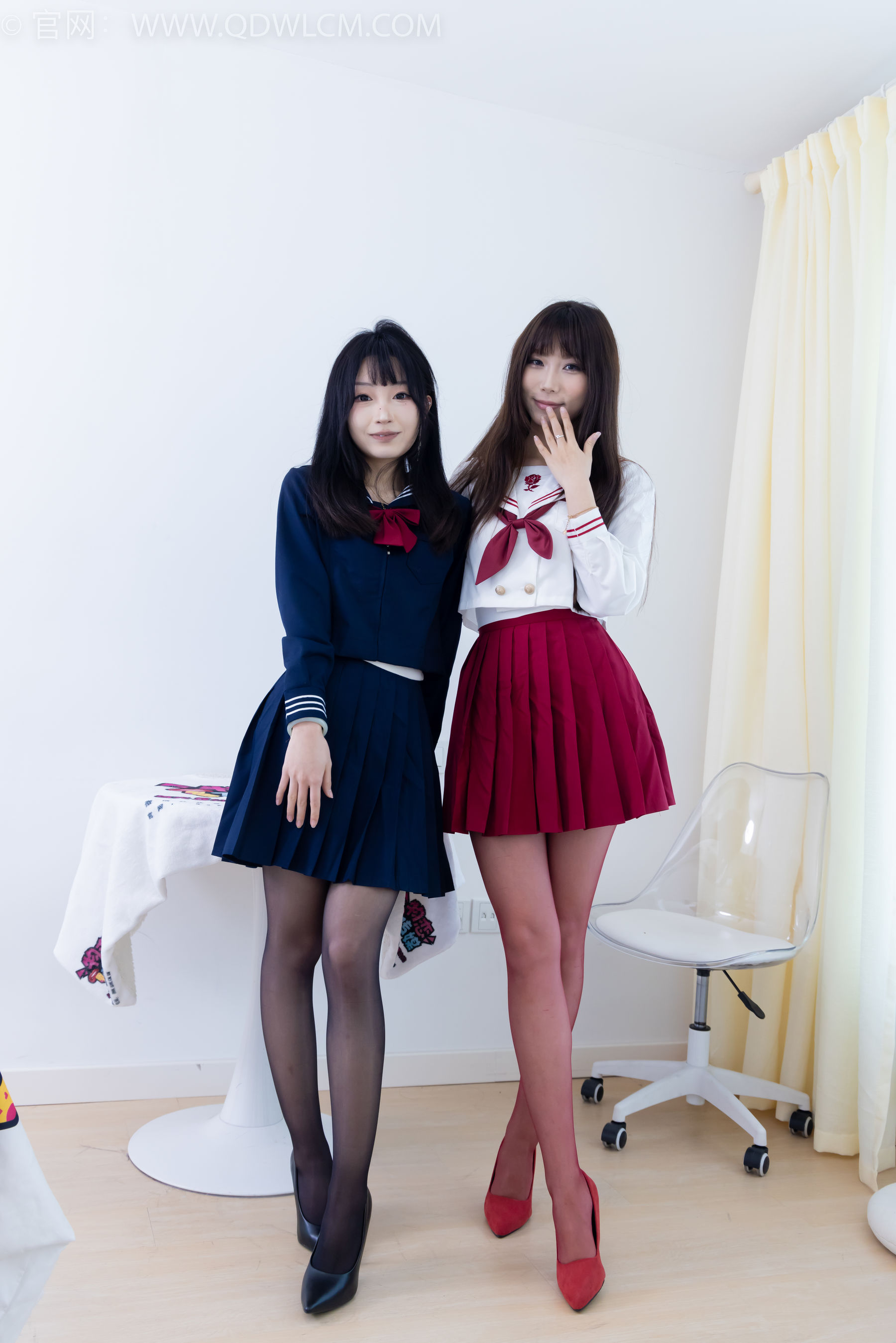 物恋传媒 No.2352 泡泡&嘟嘟 - 高跟鞋、油亮薄红丝、油亮薄黑丝、jk制服/(175P)