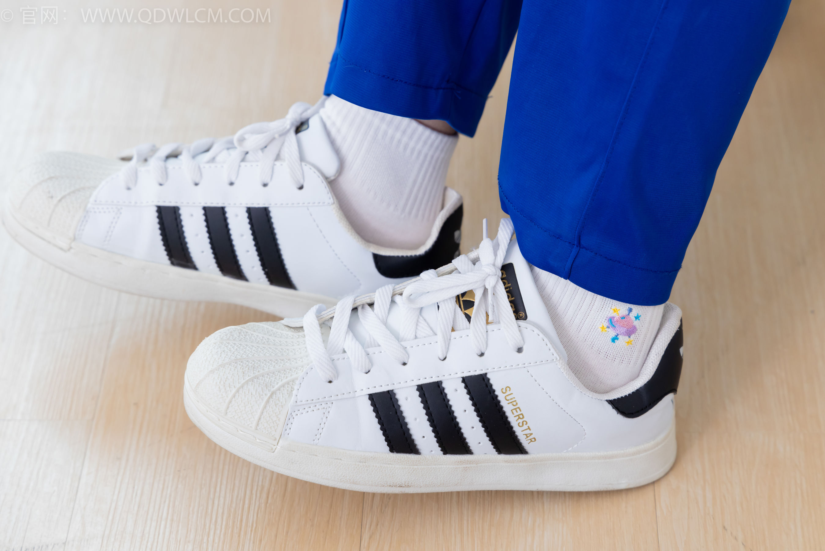 物恋传媒 No.2364 小悦 - 校服、板鞋、白棉袜、裸足/(150P)