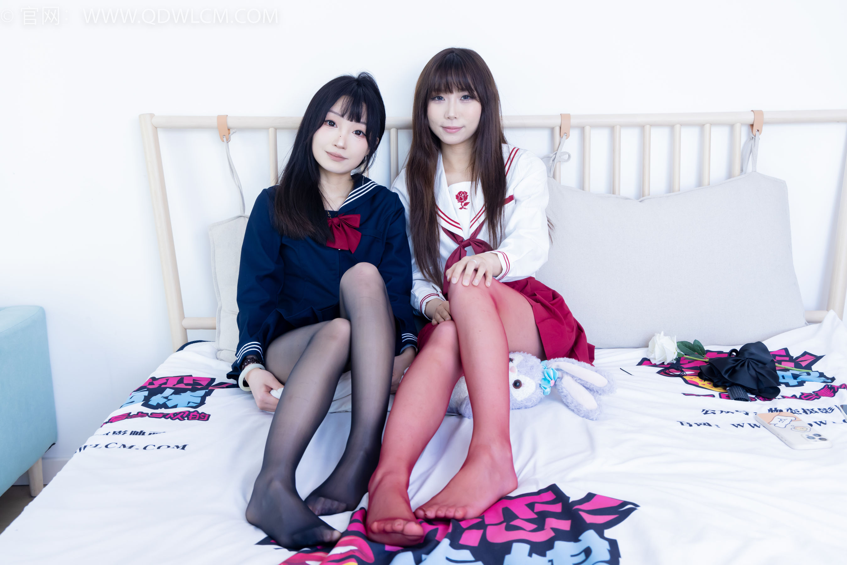 物恋传媒 No.2352 泡泡&嘟嘟 - 高跟鞋、油亮薄红丝、油亮薄黑丝、jk制服/(175P)