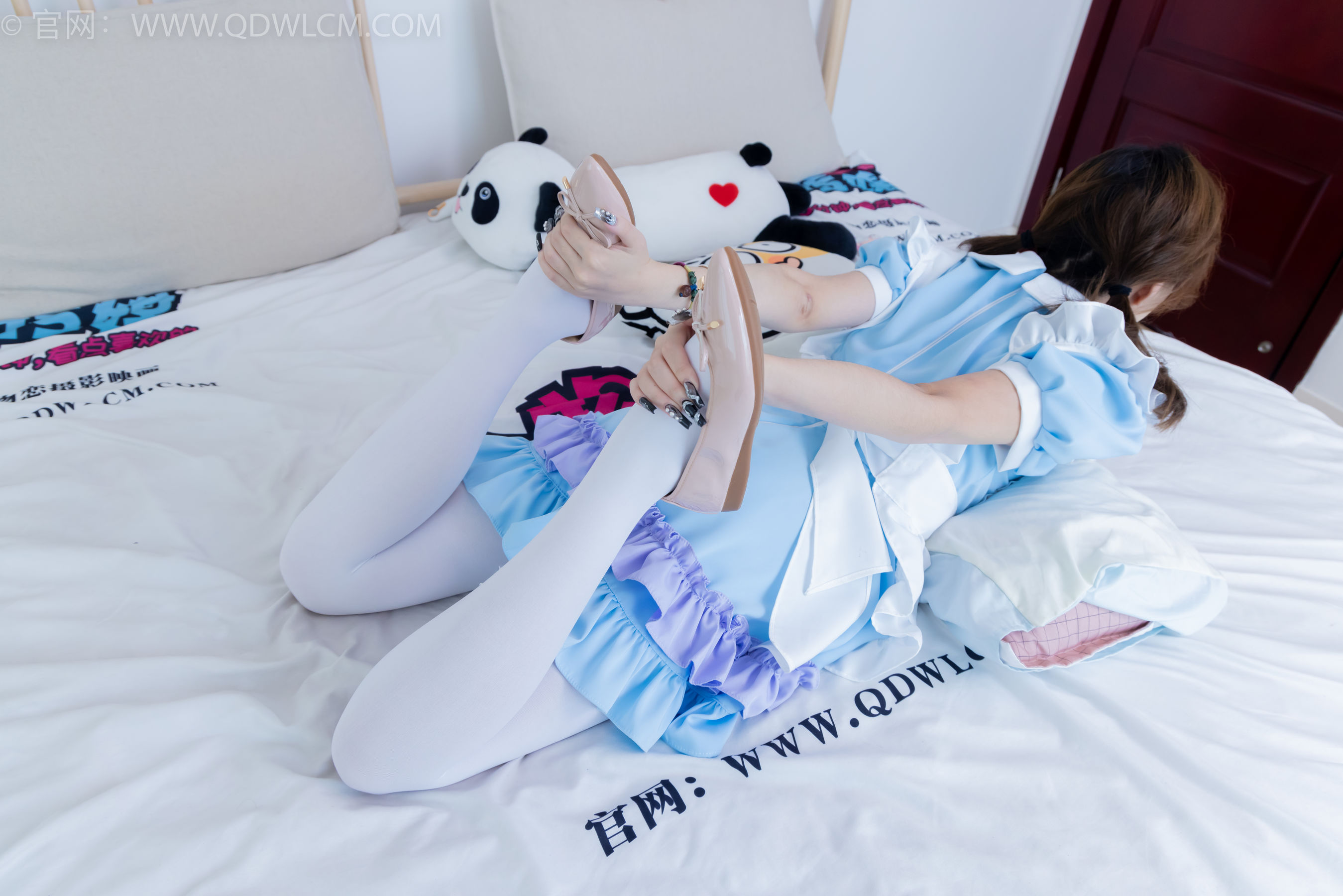 物恋传媒 No.2359 恬恬 - 女仆装、平底鞋、厚白丝、老头乐挠脚剧情/(155P)