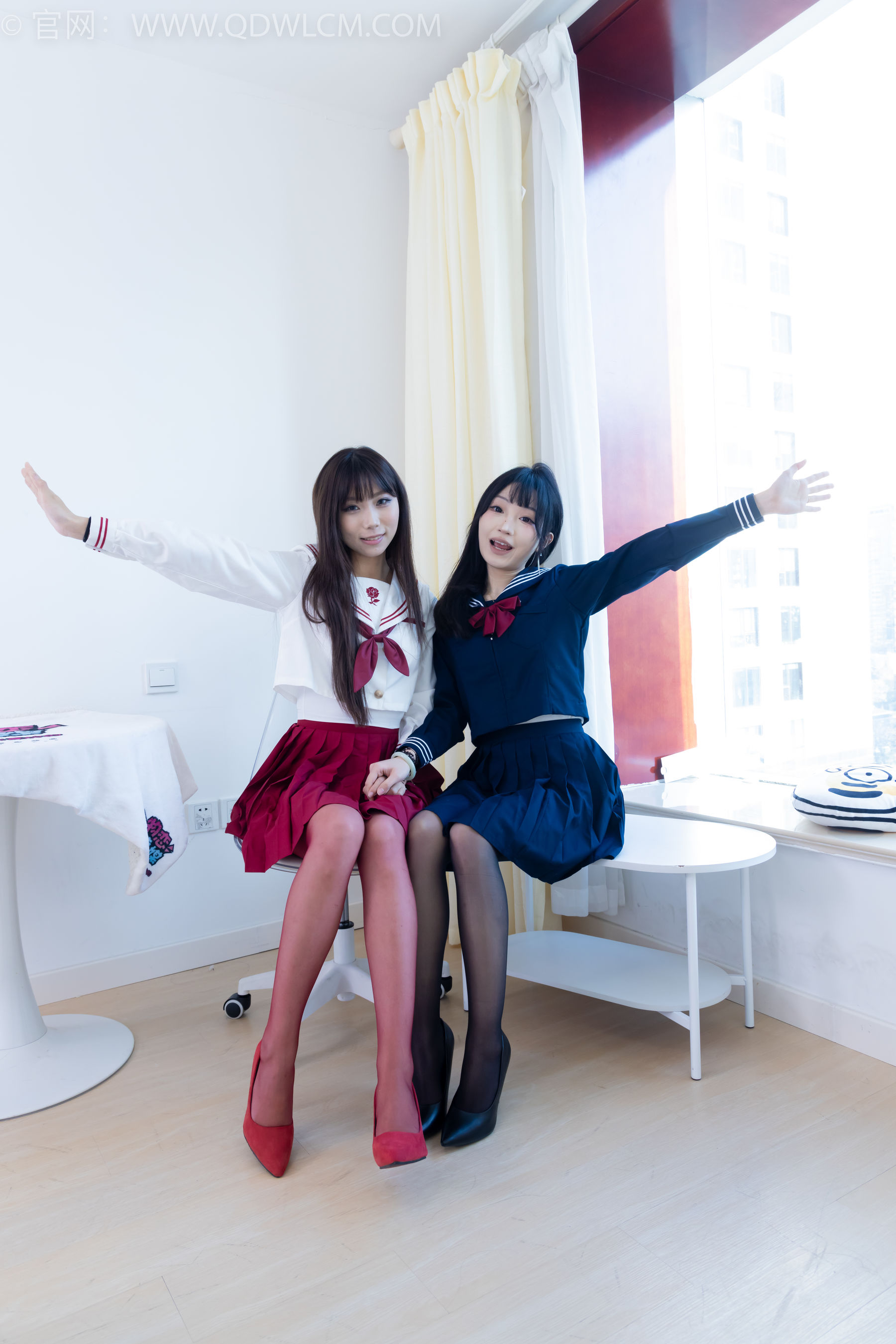 物恋传媒 No.2352 泡泡&嘟嘟 - 高跟鞋、油亮薄红丝、油亮薄黑丝、jk制服/(175P)