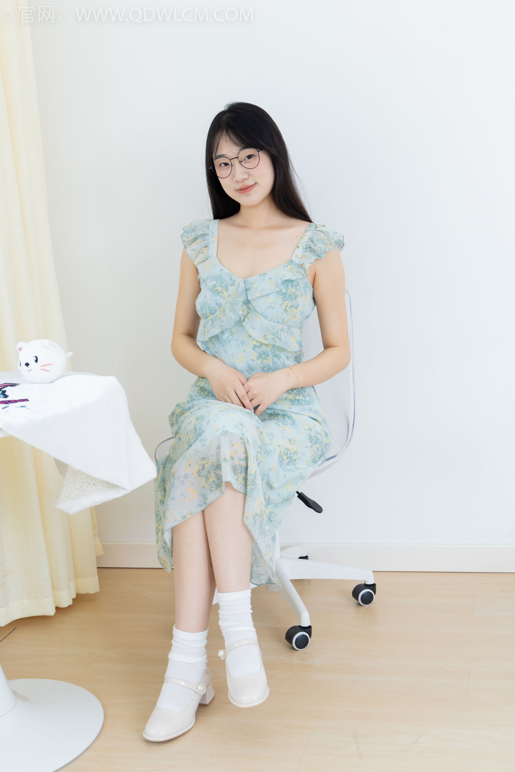 物恋传媒 No.2350 小椿 - 高跟鞋、白棉袜、裸足/(150P)