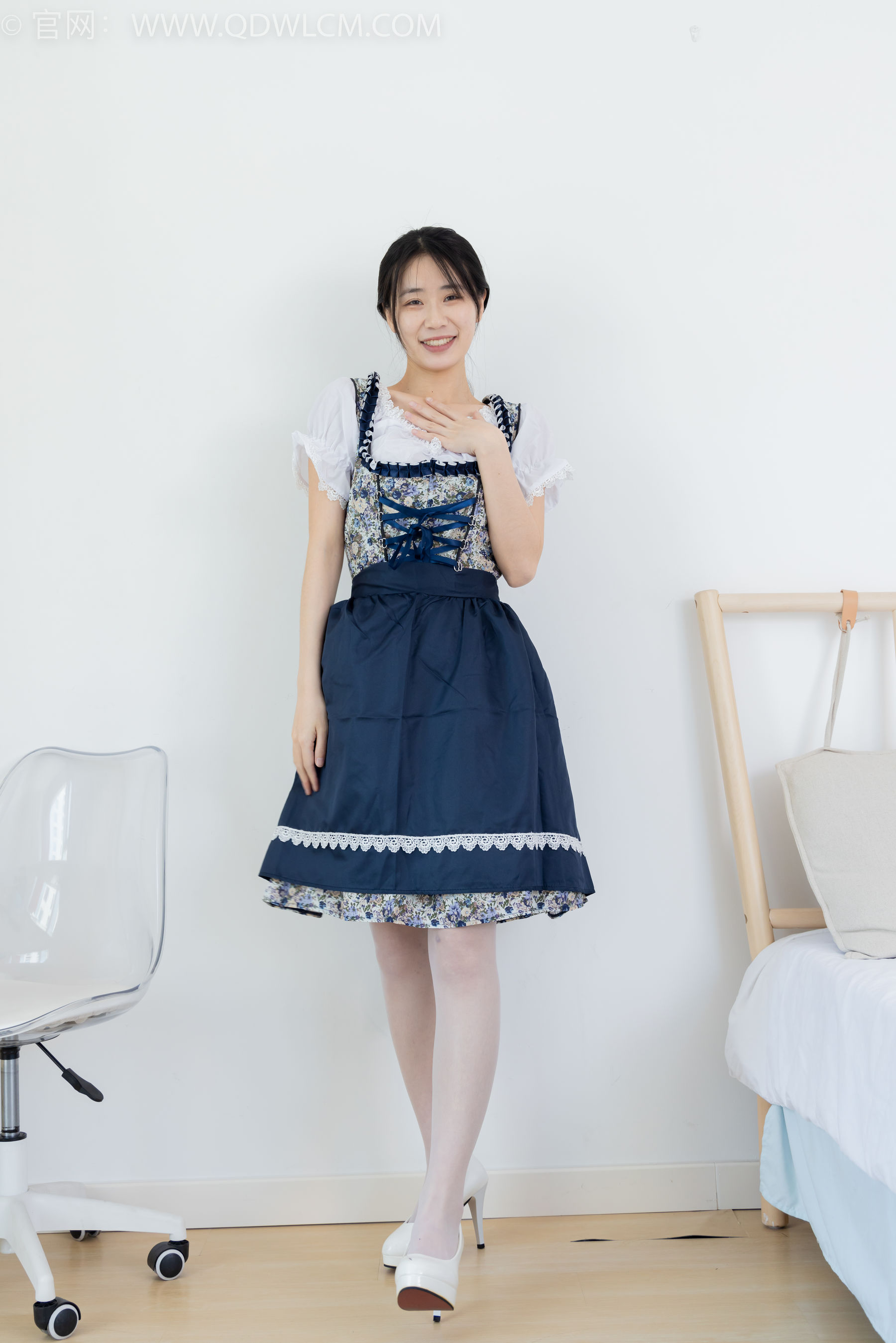 物恋传媒 No.2365 菜菜 - 高跟鞋、薄白丝、裸足/(260P)