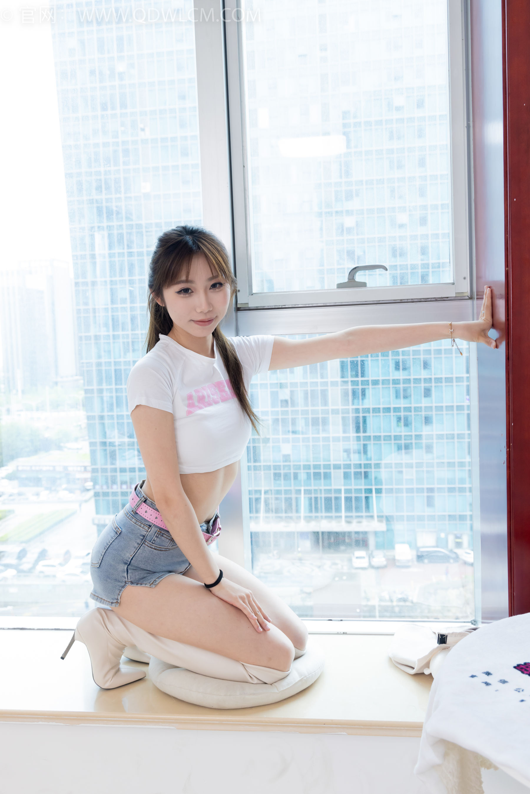 物恋传媒 No.2366 泡泡 - 高跟长靴、薄肉丝、裸足/(155P)