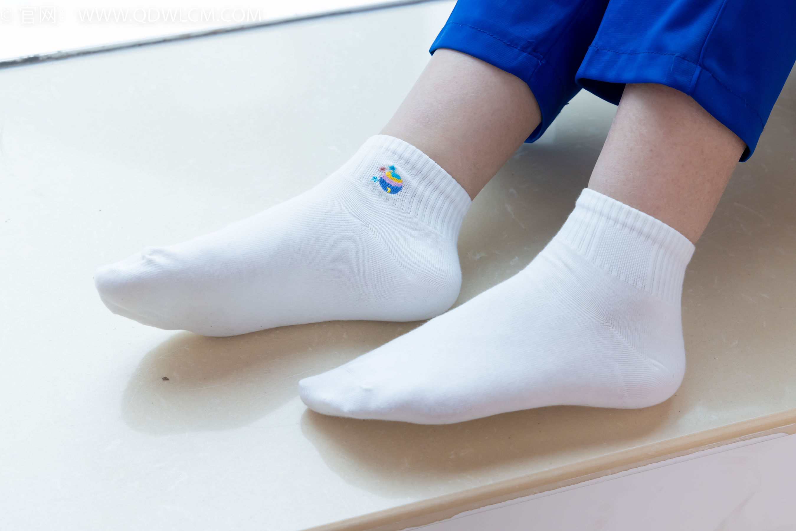 物恋传媒 No.2368 芋头 - 板鞋、白棉袜、裸足/(150P)