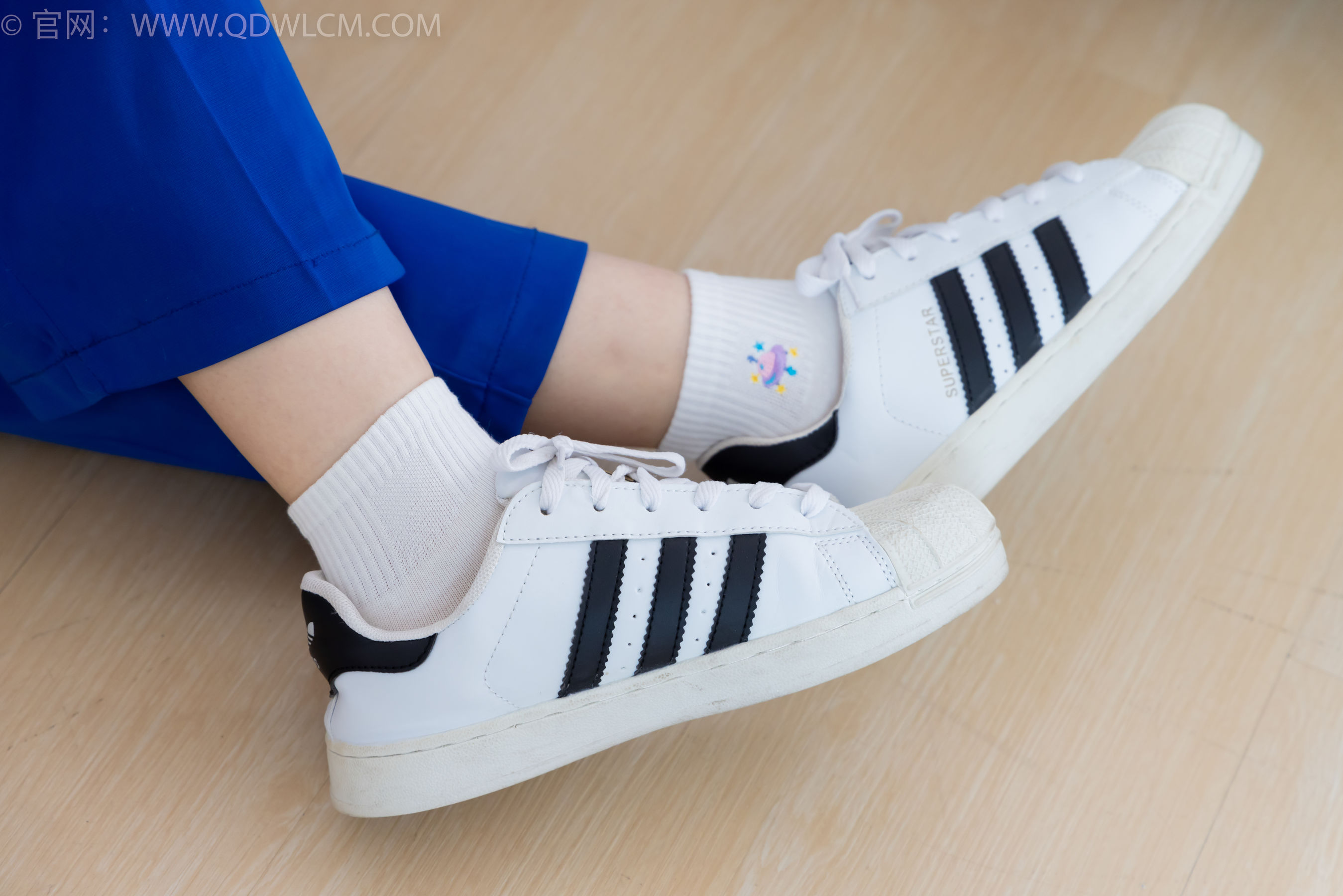 物恋传媒 No.2364 小悦 - 校服、板鞋、白棉袜、裸足/(150P)