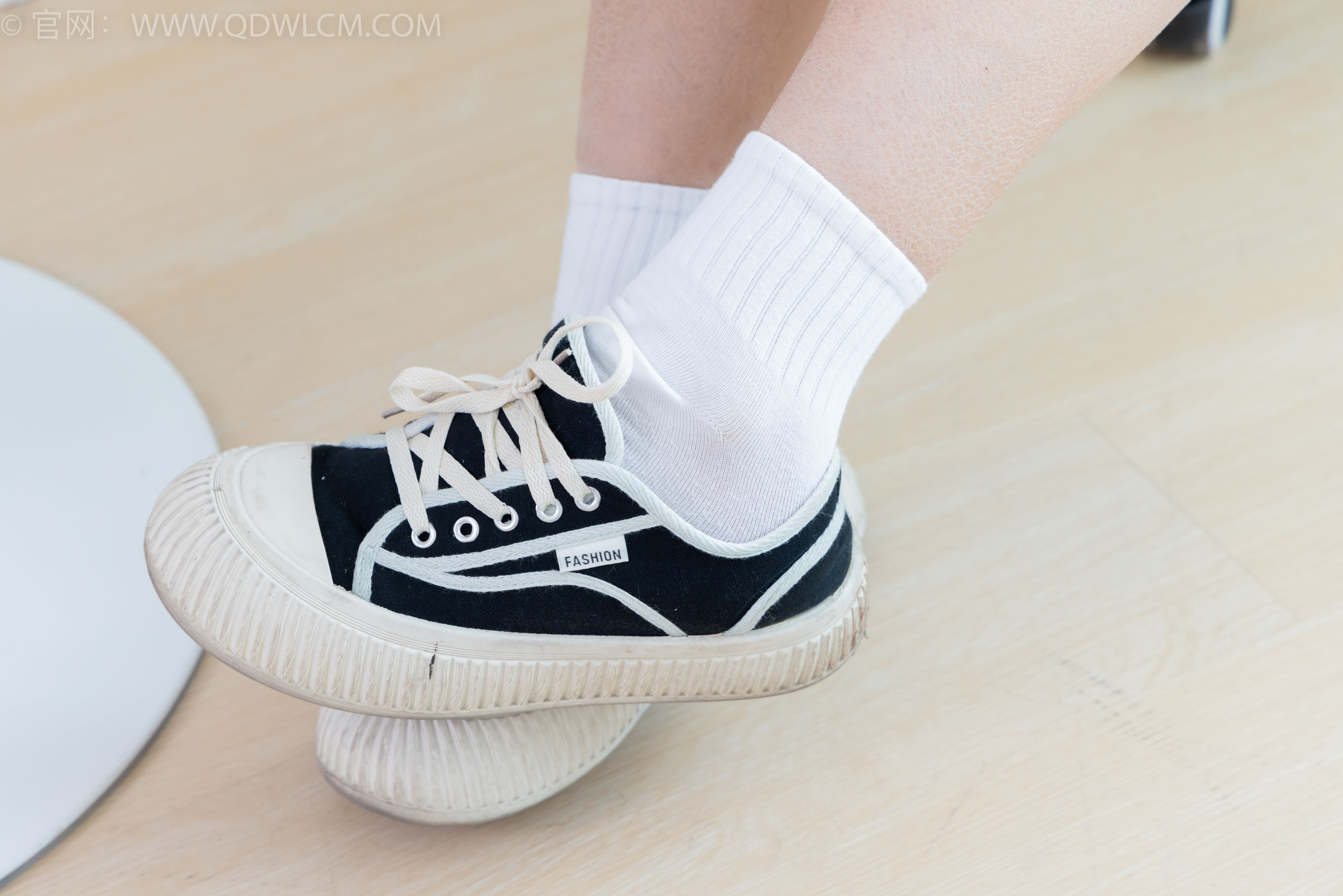 物恋传媒 No.2361 灰灰 - 校服、帆布鞋、白棉袜、裸足/(155P)