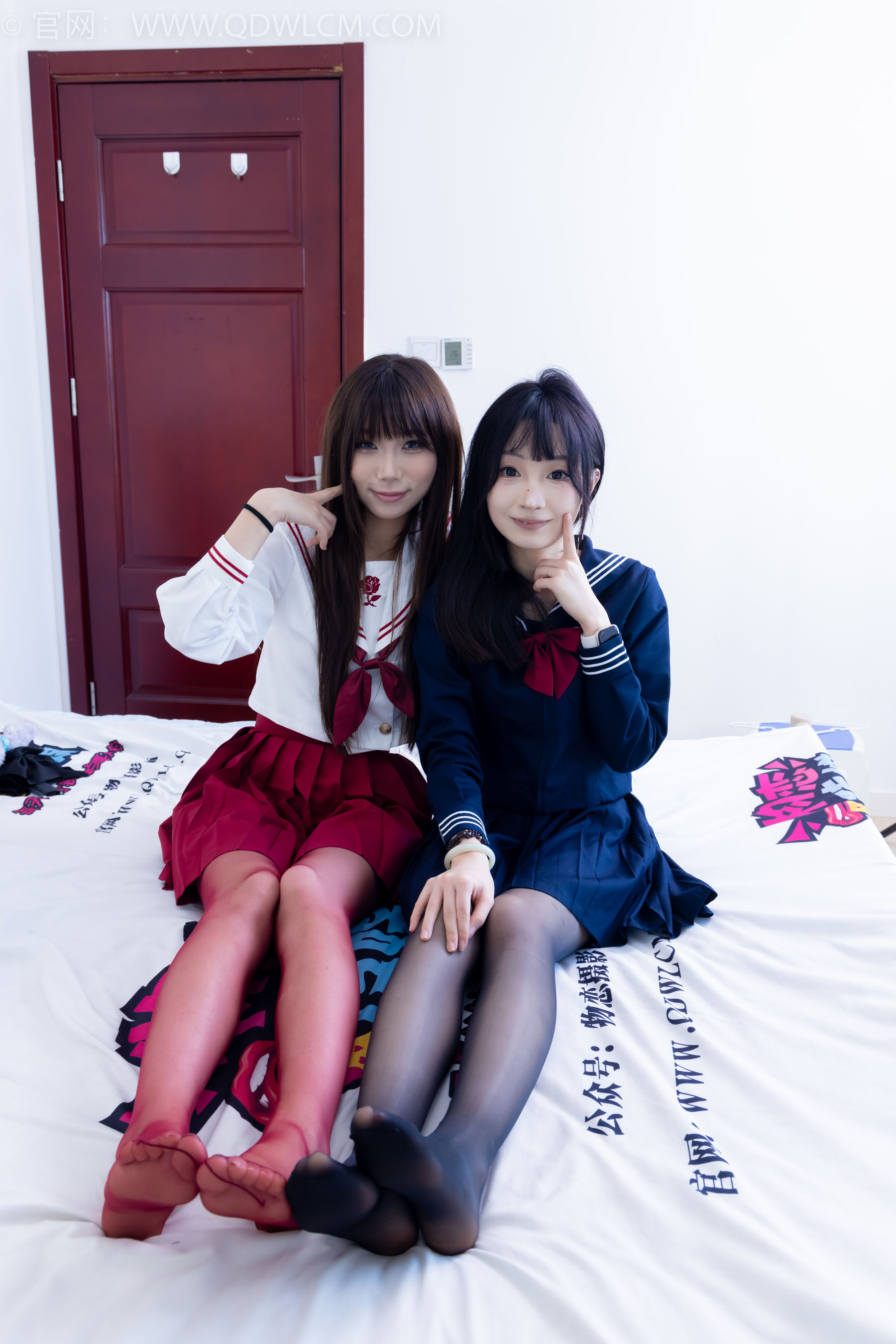 物恋传媒 No.2352 泡泡&嘟嘟 - 高跟鞋、油亮薄红丝、油亮薄黑丝、jk制服/(175P)