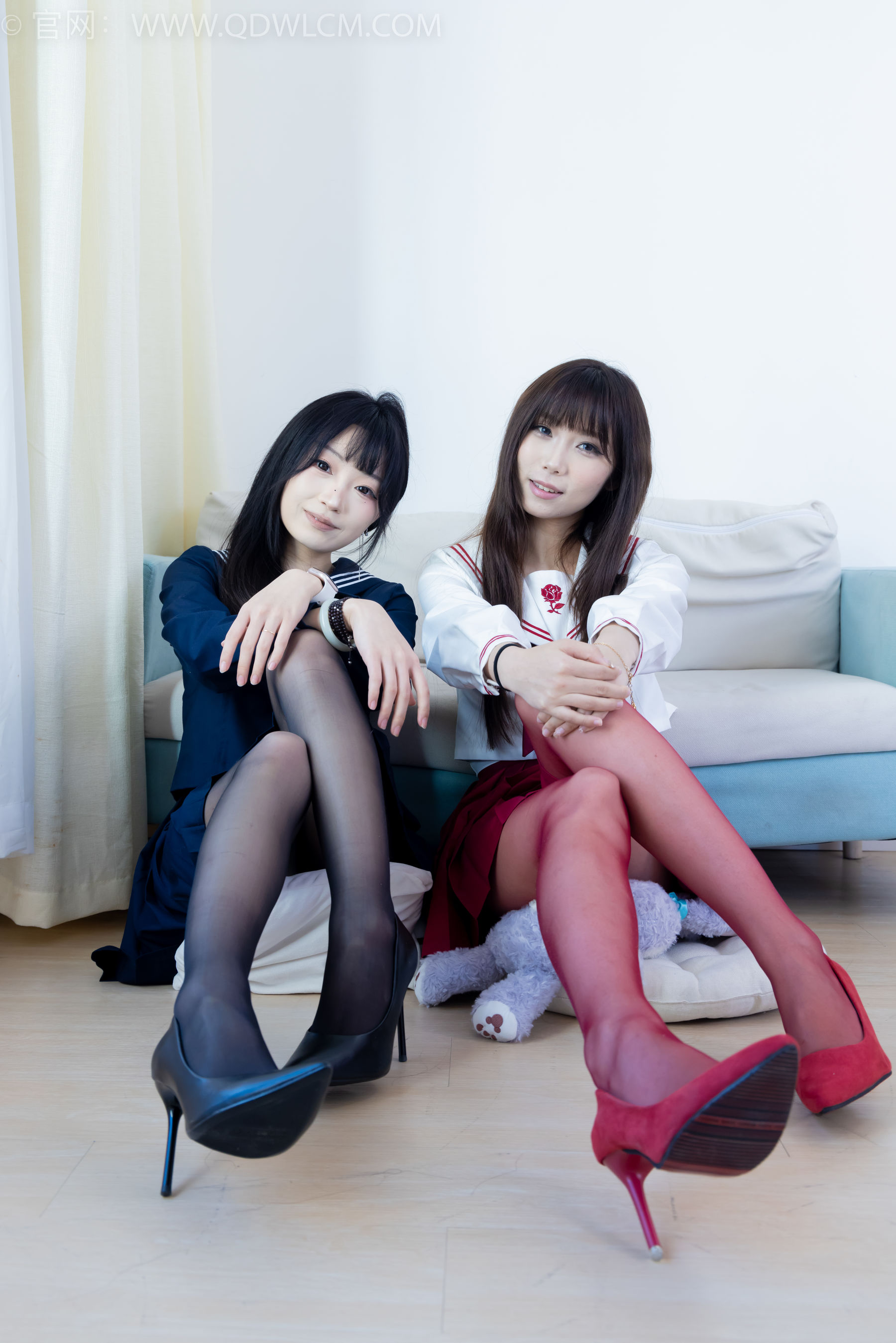 物恋传媒 No.2352 泡泡&嘟嘟 - 高跟鞋、油亮薄红丝、油亮薄黑丝、jk制服/(175P)