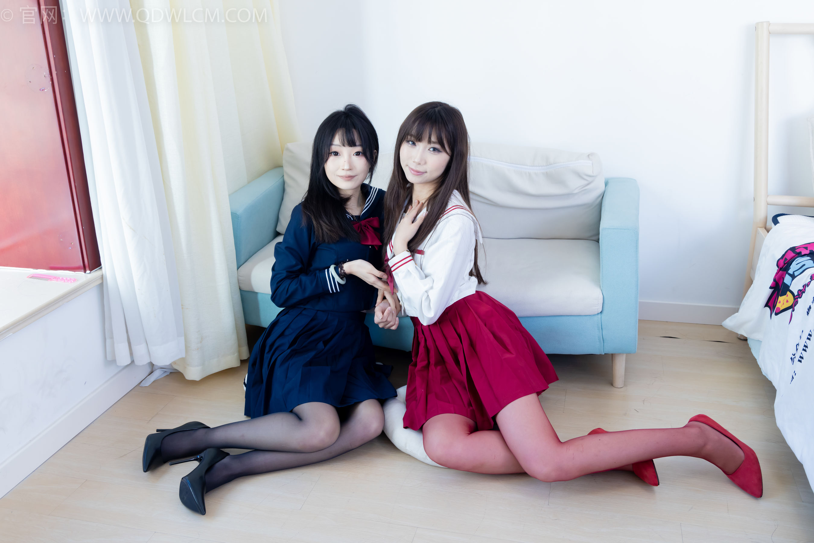 物恋传媒 No.2352 泡泡&嘟嘟 - 高跟鞋、油亮薄红丝、油亮薄黑丝、jk制服/(175P)