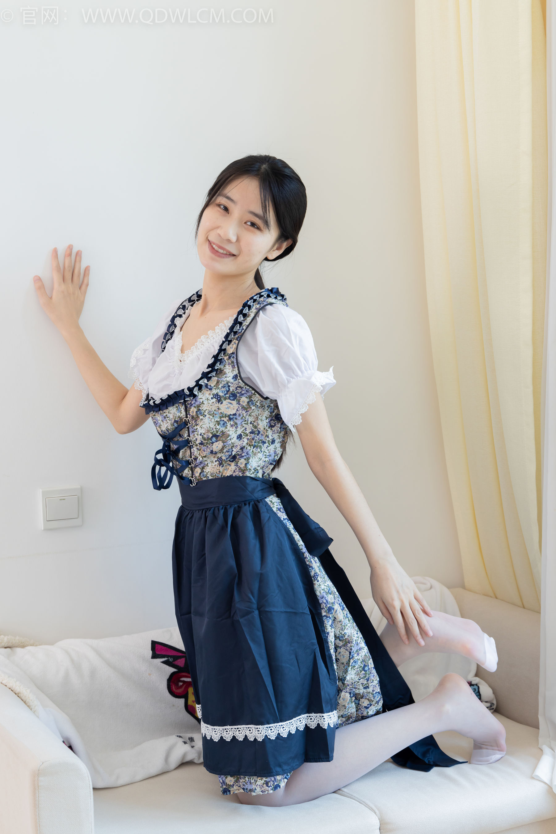 物恋传媒 No.2365 菜菜 - 高跟鞋、薄白丝、裸足/(260P)