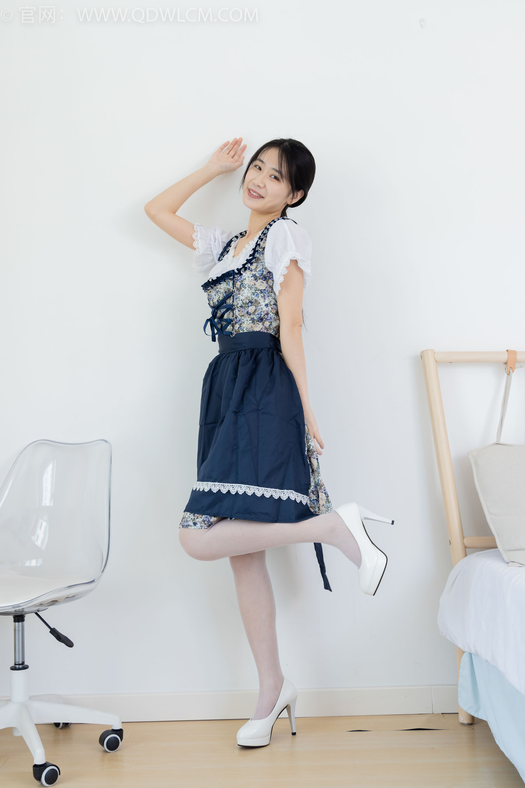 物恋传媒 No.2365 菜菜 - 高跟鞋、薄白丝、裸足/(260P)