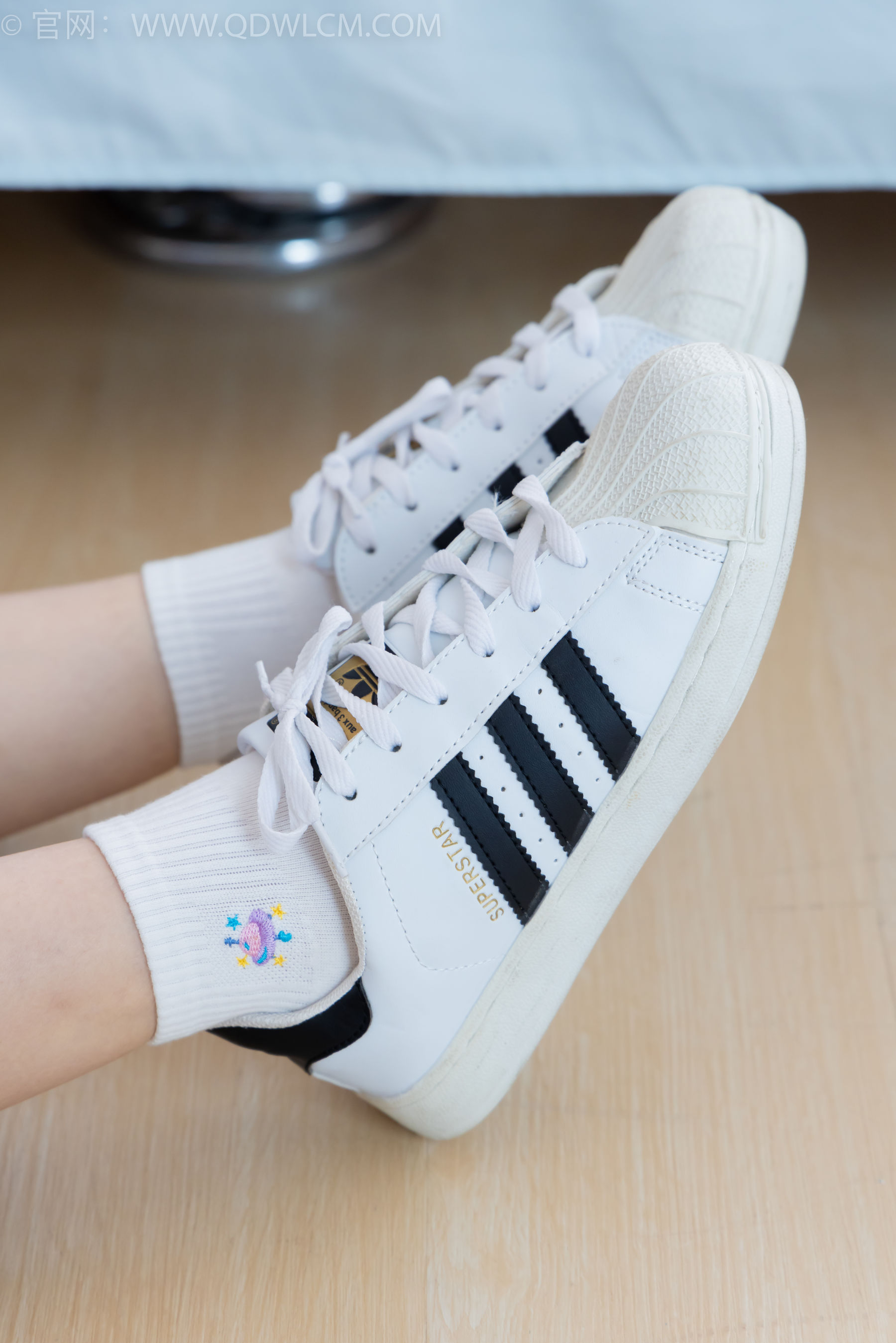 物恋传媒 No.2364 小悦 - 校服、板鞋、白棉袜、裸足/(150P)