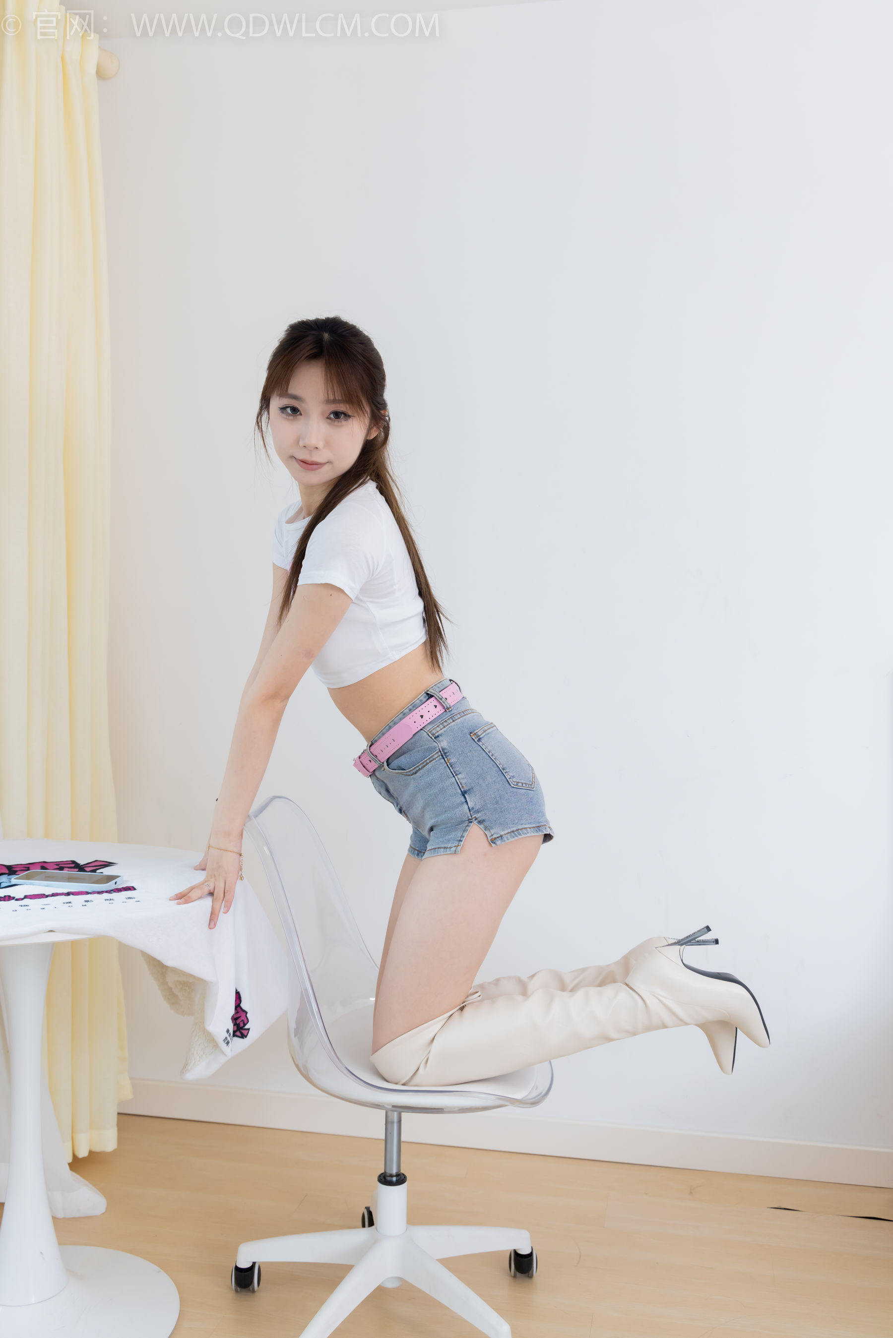 物恋传媒 No.2366 泡泡 - 高跟长靴、薄肉丝、裸足/(155P)