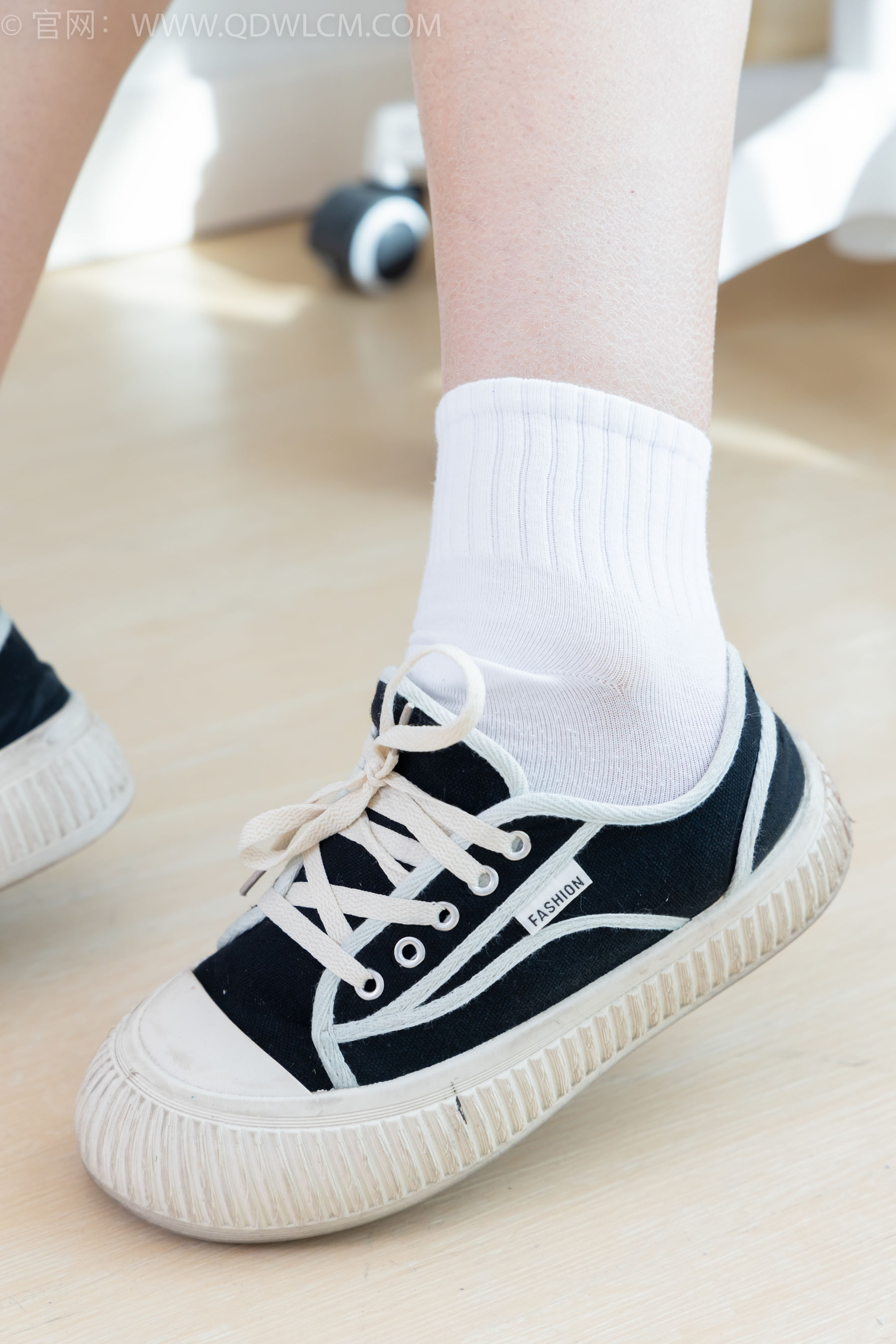 物恋传媒 No.2361 灰灰 - 校服、帆布鞋、白棉袜、裸足/(155P)